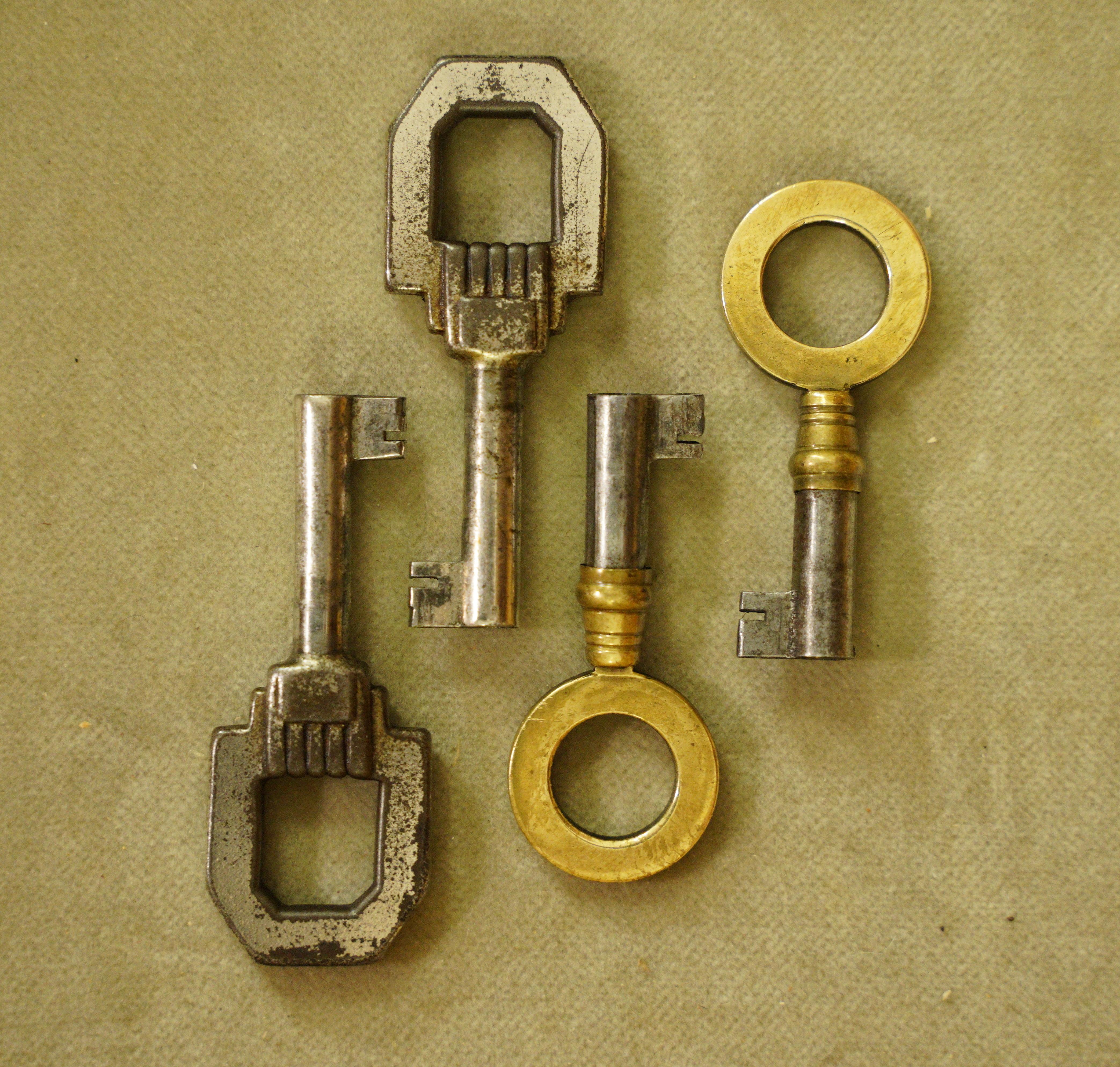 XX secolo Armadio francese Art Deco in acero sbavato con specchio in vendita