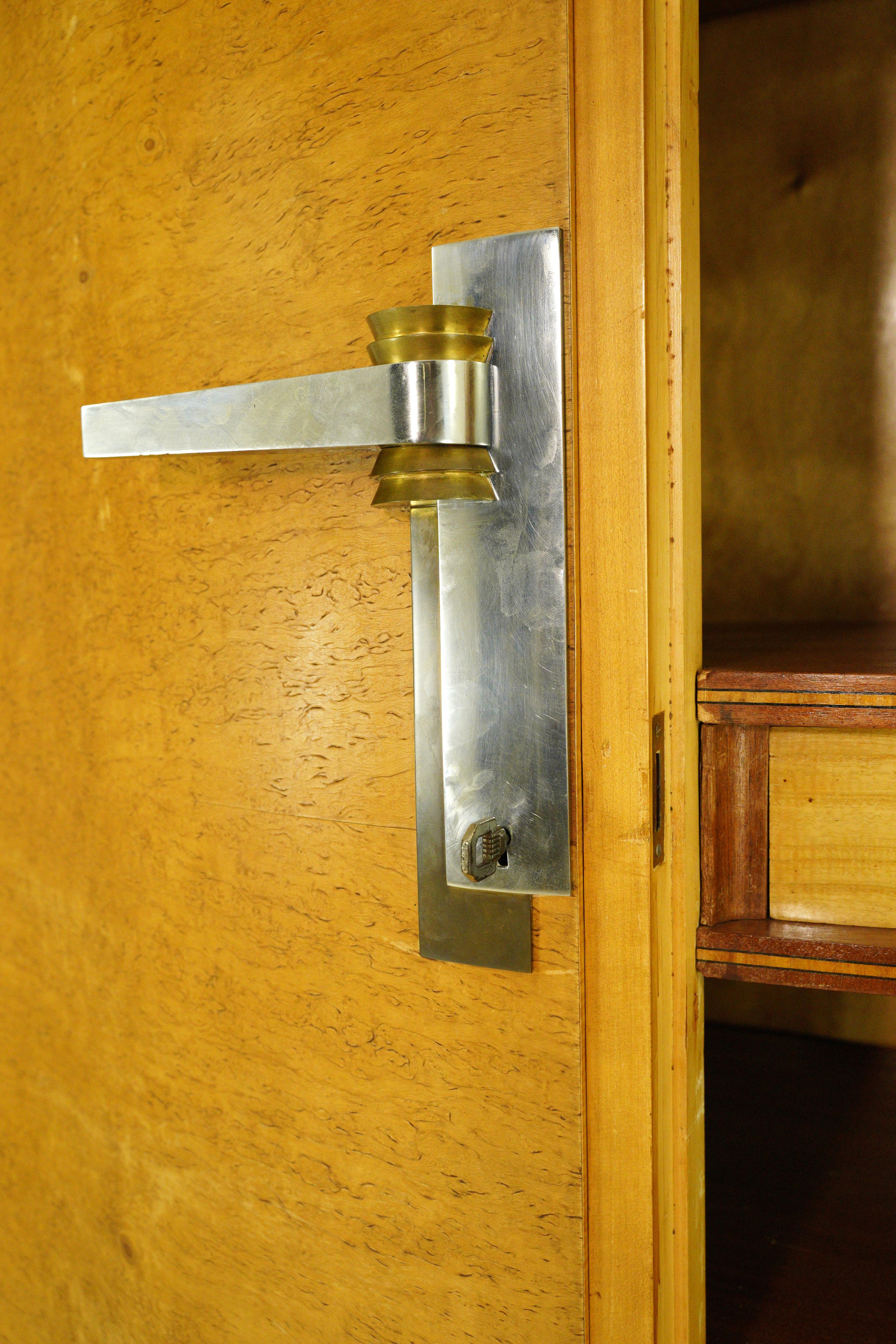 Armadio francese Art Deco in acero sbavato con specchio in vendita 1