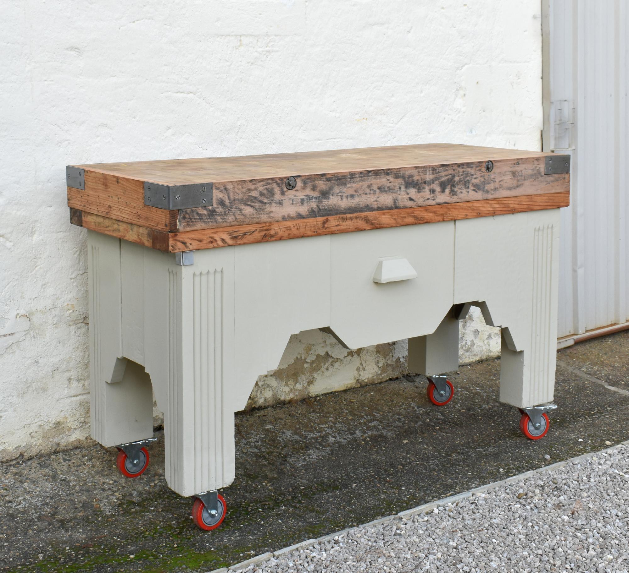 Bloque de carnicero francés Art Déco

Con una encimera de bloque de corte de haya, este bloque de carnicero / isla de cocina Art Decó francés ejemplifica un gran diseño con marcas maravillosamente envejecidas que narran su rica historia. 

Esta