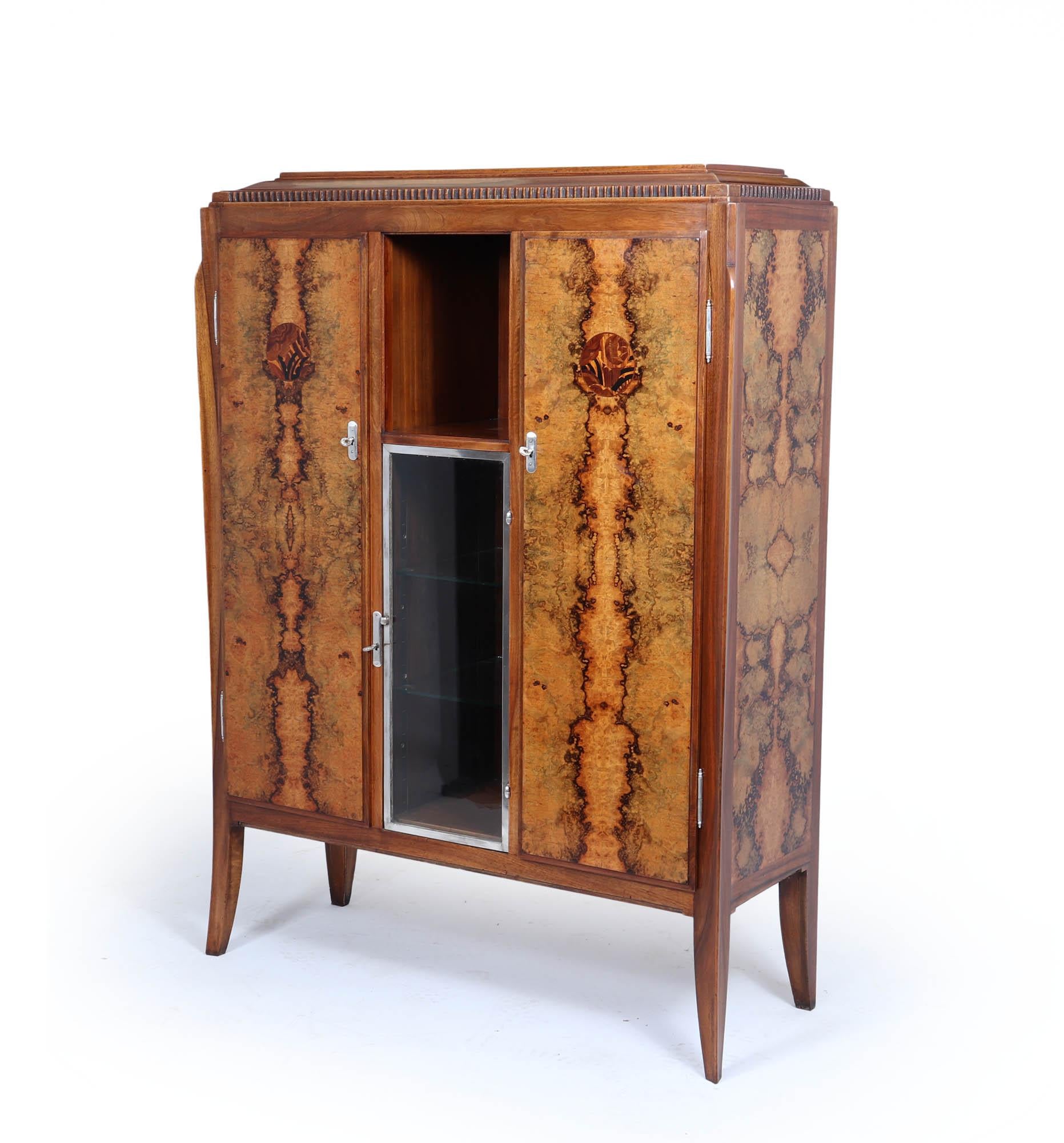 Gabinetto Art Déco di E Jacquemin 
Un delizioso mobile Art Deco francese prodotto da Emille Jacquemin negli anni '20 in radica di noce e noce massiccio. Il mobile è di qualità eccezionale con ferramenta argentata. Il mobile è stato lucidato