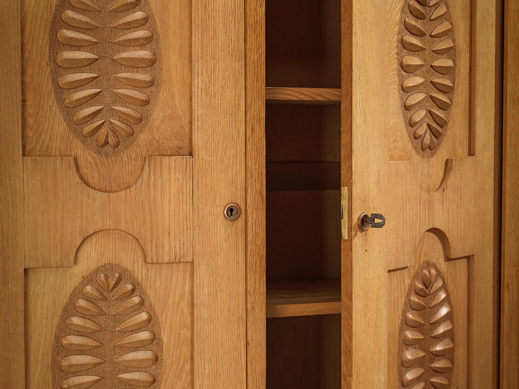 Art déco Armoire française Art Deco en Oak avec façades sculpturales sculptées en vente