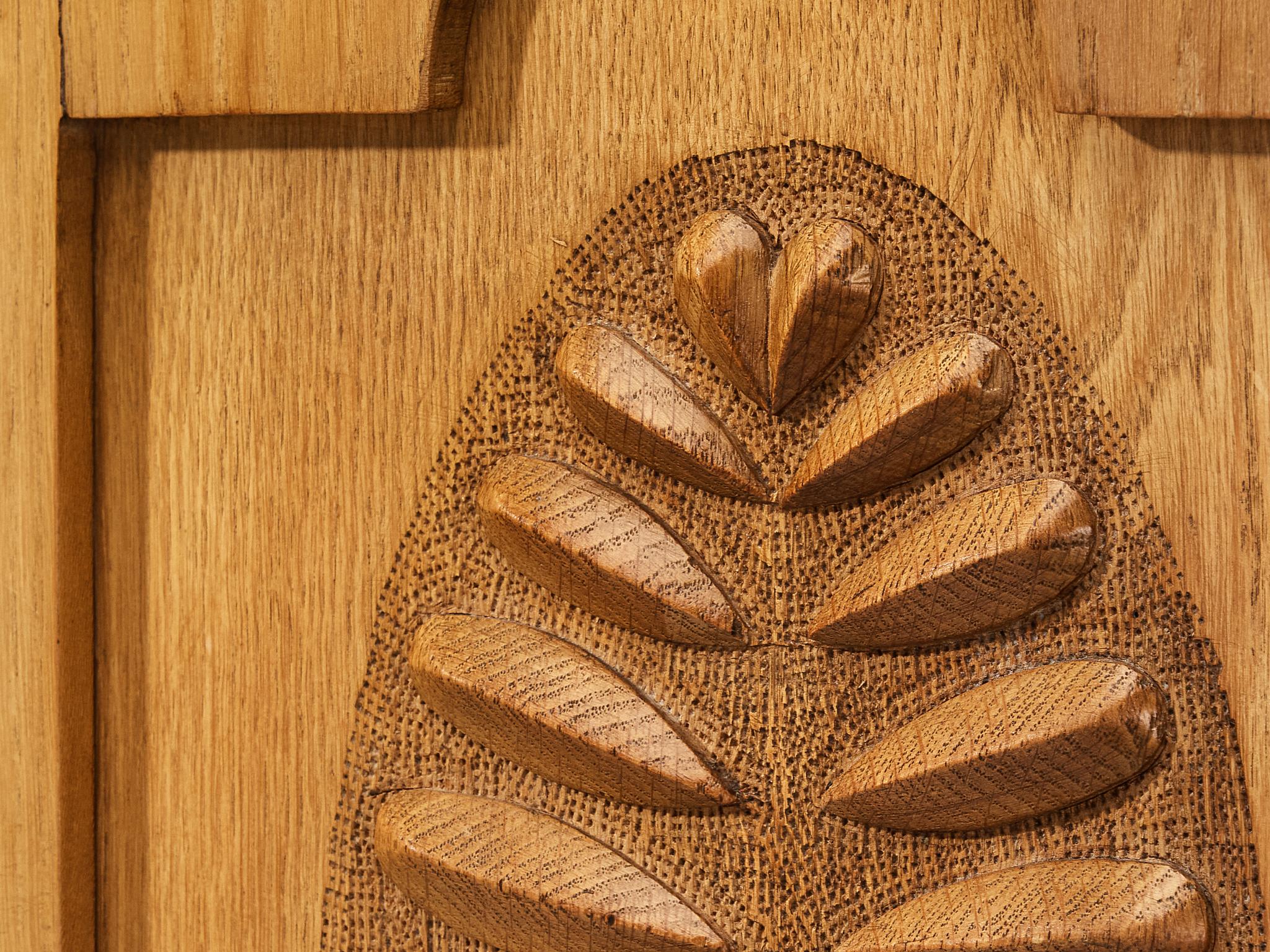 Français Armoire française Art Deco en Oak avec façades sculpturales sculptées en vente