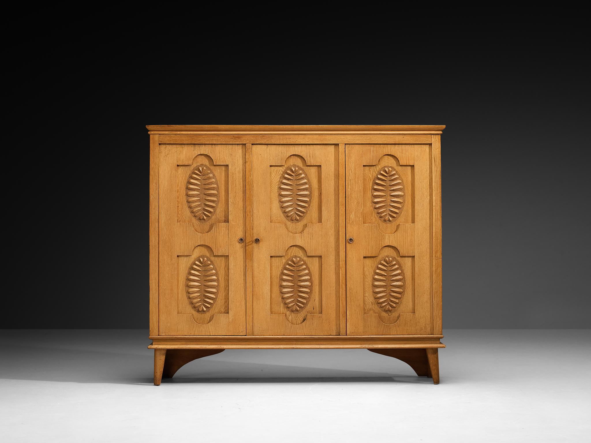 Armoire française Art Deco en Oak avec façades sculpturales sculptées Bon état - En vente à Waalwijk, NL