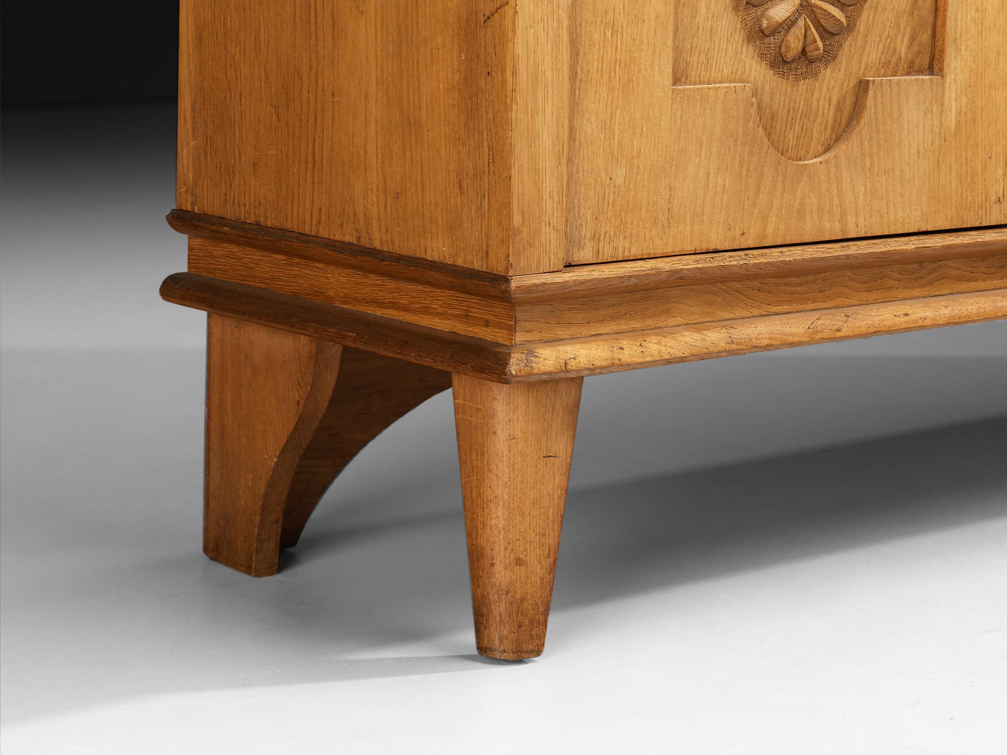 Milieu du XXe siècle Armoire française Art Deco en Oak avec façades sculpturales sculptées en vente
