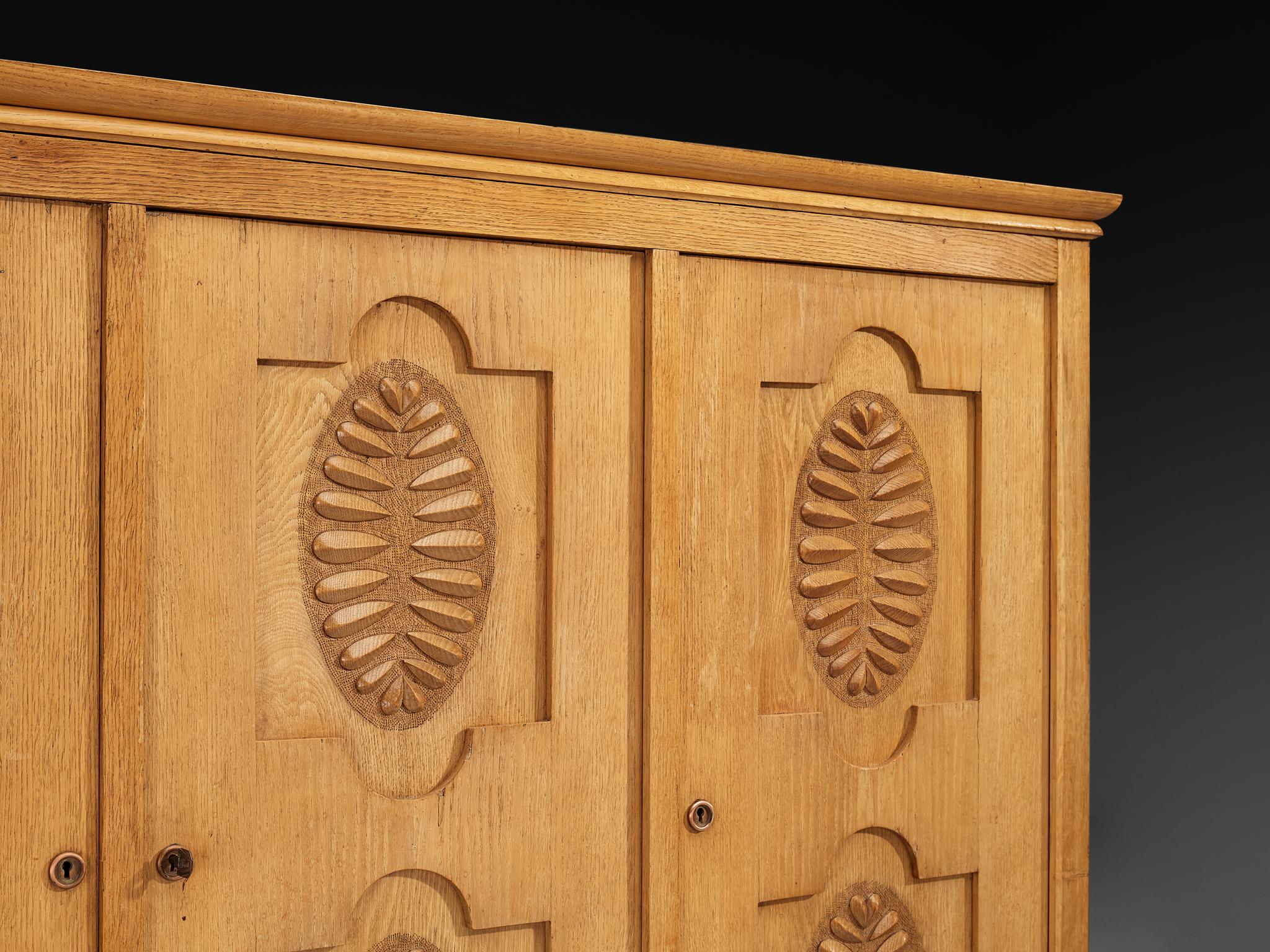 Chêne Armoire française Art Deco en Oak avec façades sculpturales sculptées en vente