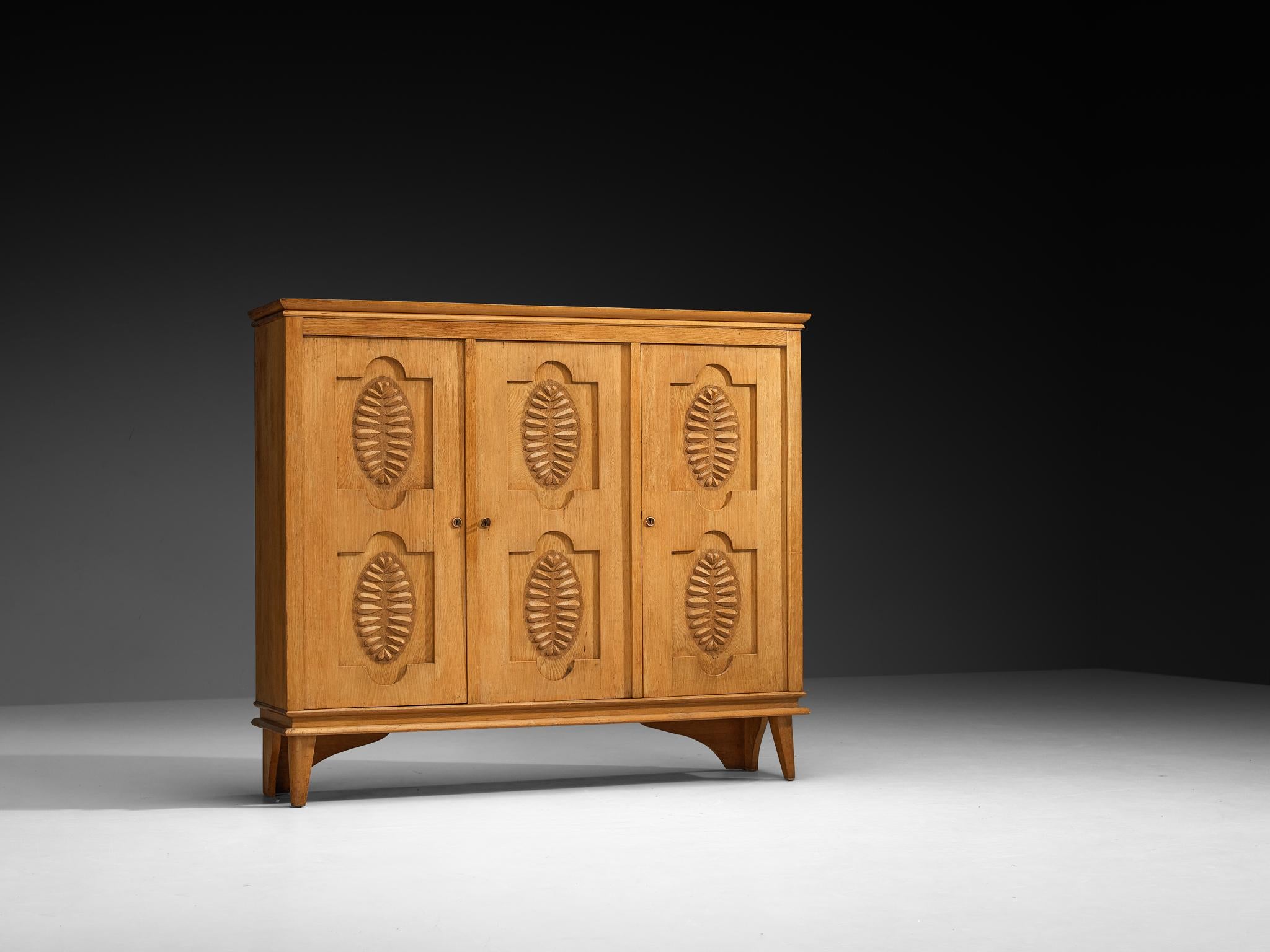Armoire française Art Deco en Oak avec façades sculpturales sculptées en vente 1
