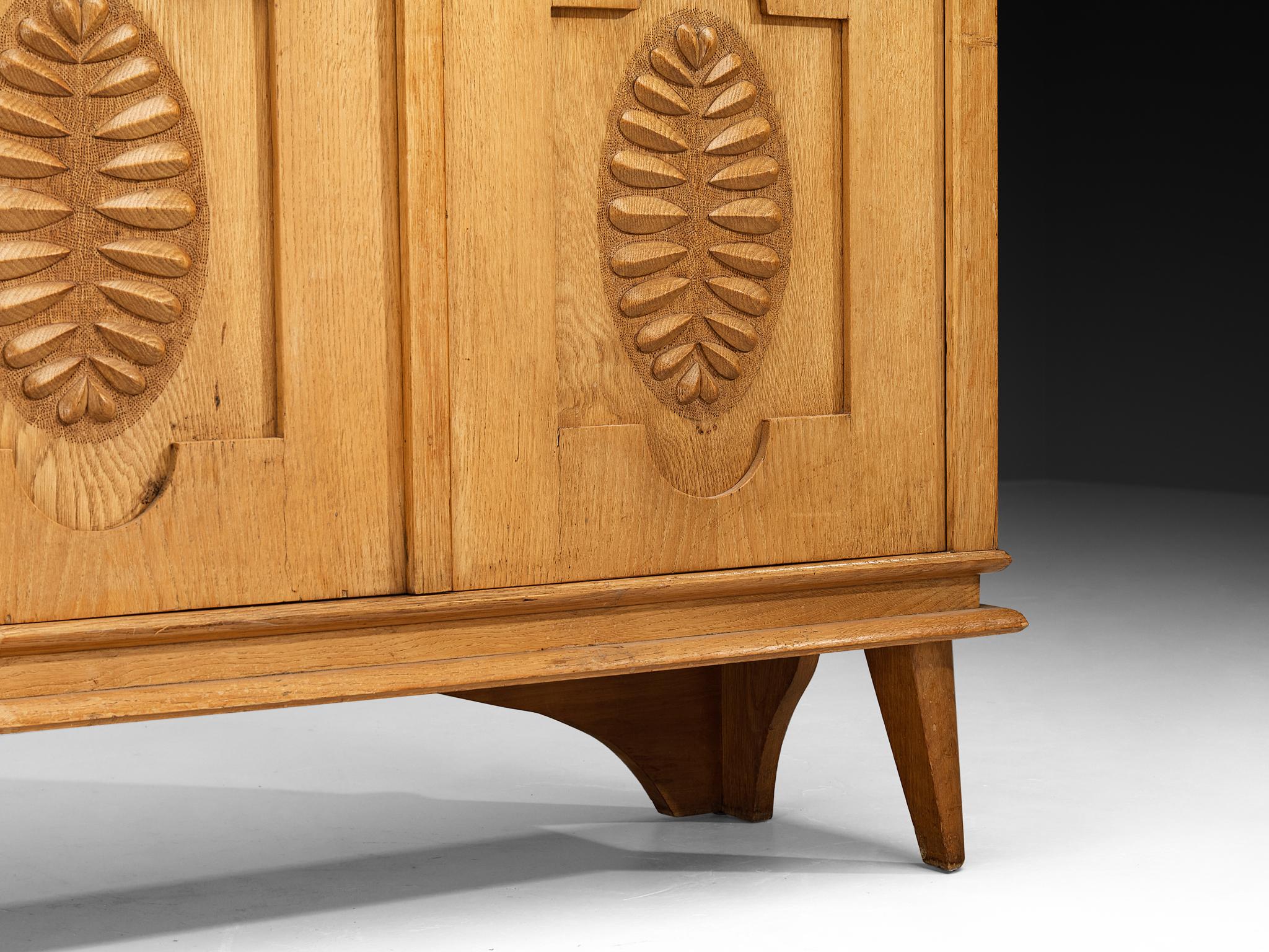 Armoire française Art Deco en Oak avec façades sculpturales sculptées en vente 2