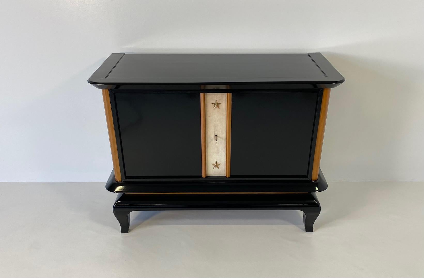 French Art Deco Cabinet in Parchment, Maple and Black Lacquer, 1940s In Good Condition For Sale In Meda, MB