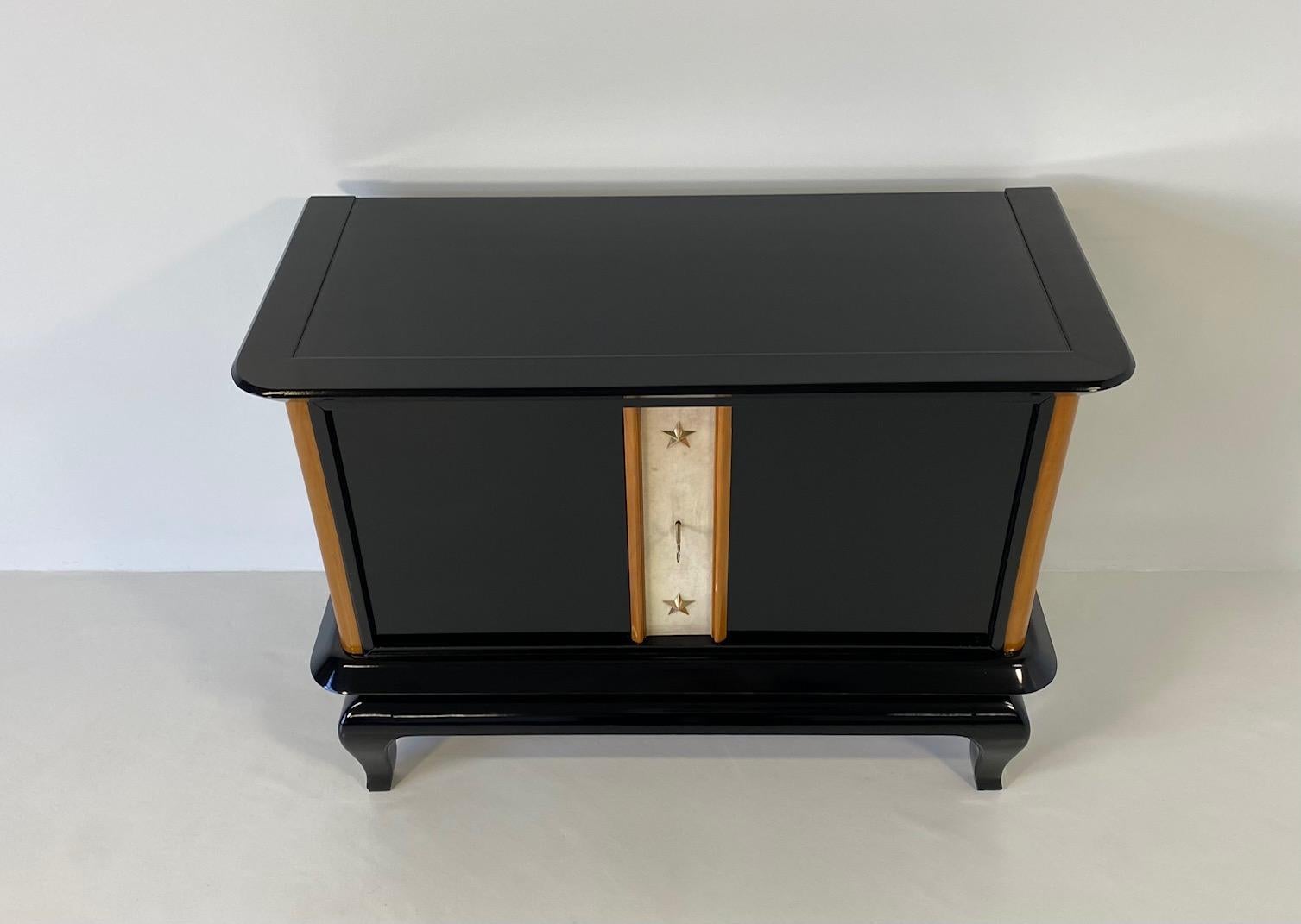 Mid-20th Century French Art Deco Cabinet in Parchment, Maple and Black Lacquer, 1940s For Sale