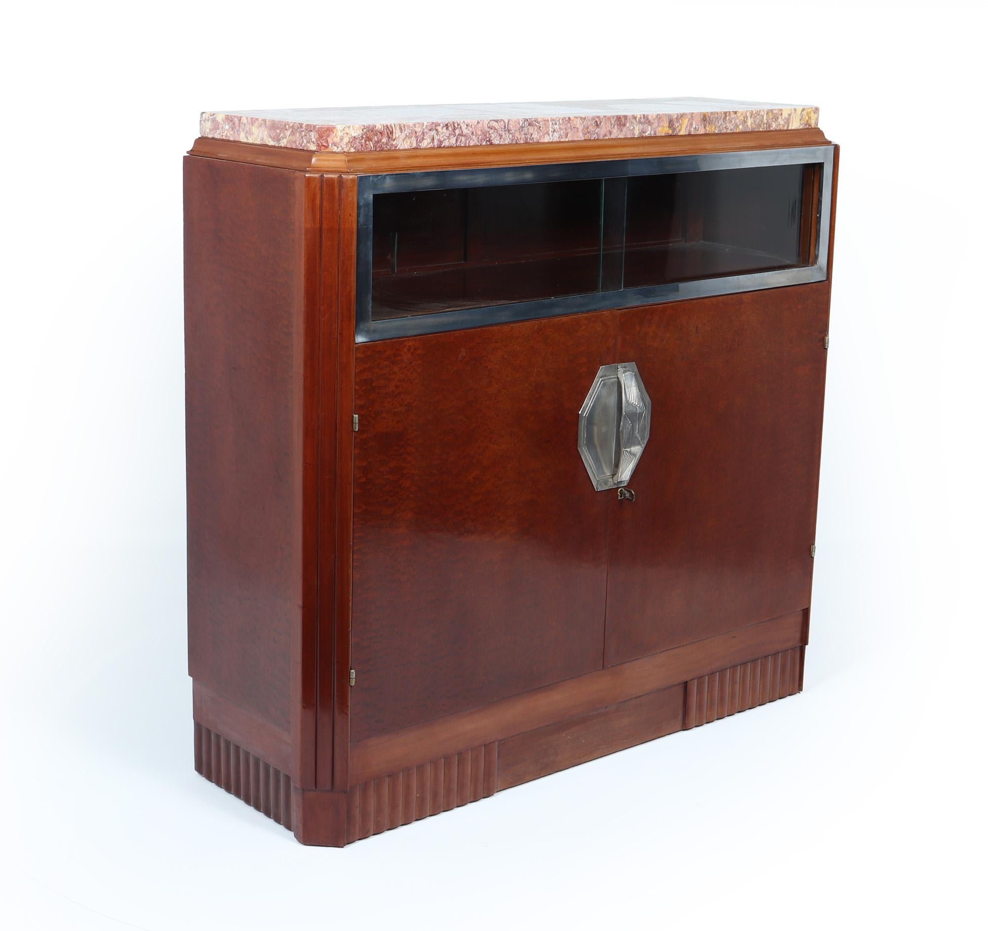 Französischer Art déco-Schrank 
Eine atemberaubende Französisch Art Deco Schrank mit Marmorplatte, in Frankreich in den 1920er Jahren in pomelos Sapele produziert, hat der Schrank zwei Glasschiebetüren an der Spitze, und zwei Schranktüren unten,