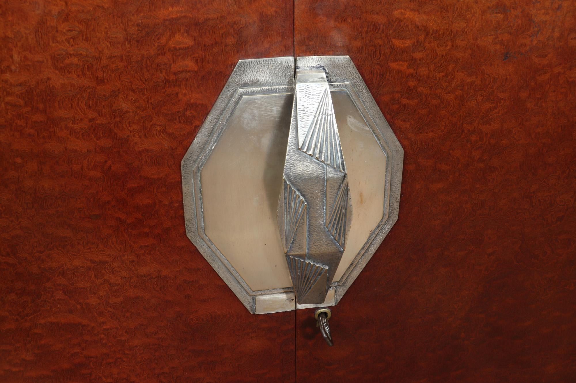 Französischer Art-déco-Schrank aus Pomelle Sapelle (Sapelliholz) im Angebot
