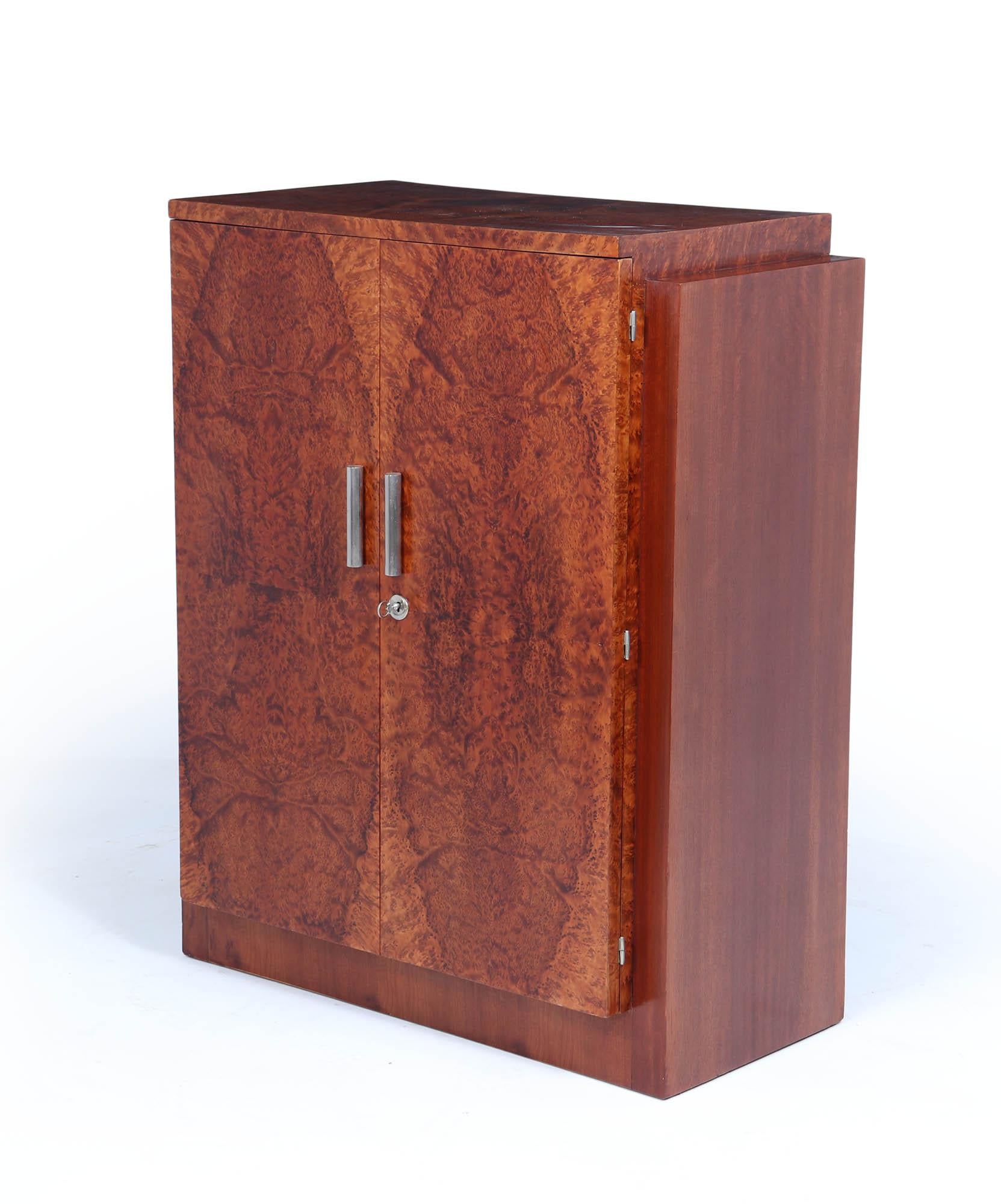 Armadio Art Deco francese 
Un mobile Art Deco francese in Thuya e mogano con porta con serratura e ripiani regolabili dietro, il mobile è stato lucidato professionalmente ed è in ottime condizioni.

Età: 1920

Stile: Art Deco francese

Origine: