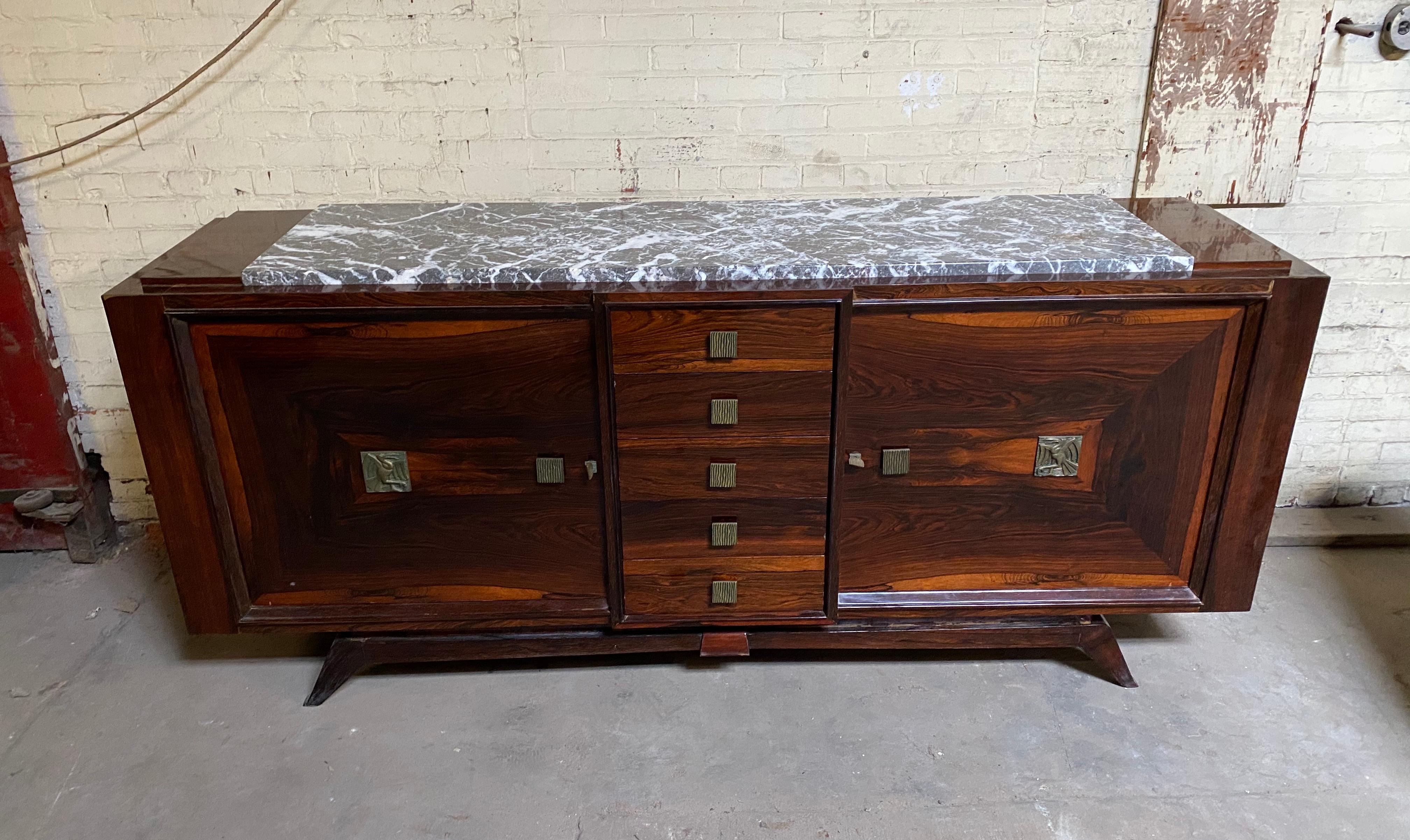 Französisches Art Deco Kabinett / Sideboard, Makassar Ebenholz, stilisierte Bronzebeschläge (Mitte des 20. Jahrhunderts) im Angebot