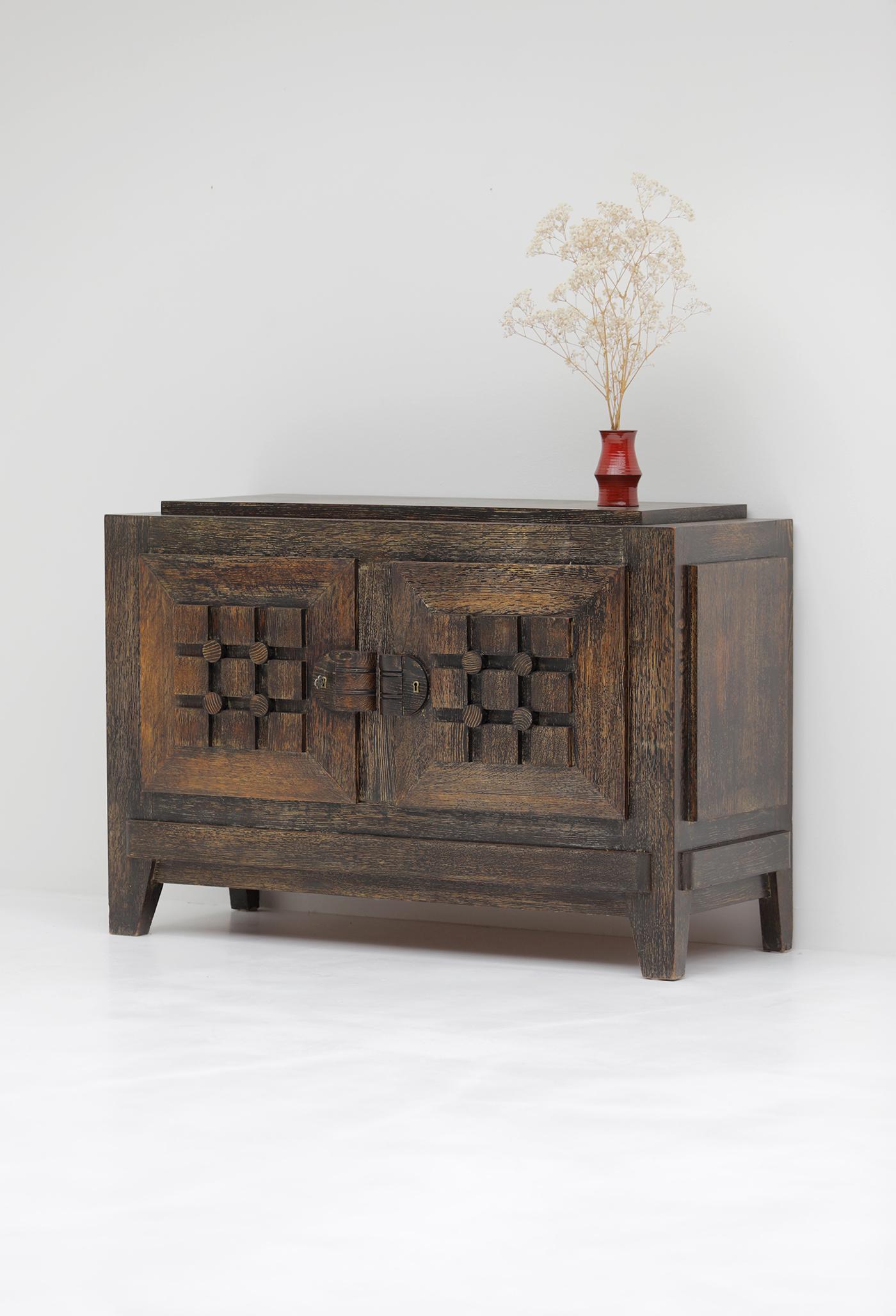 French Art Deco cabinet with graphic patterned doors 1940s, brutalist For Sale 6