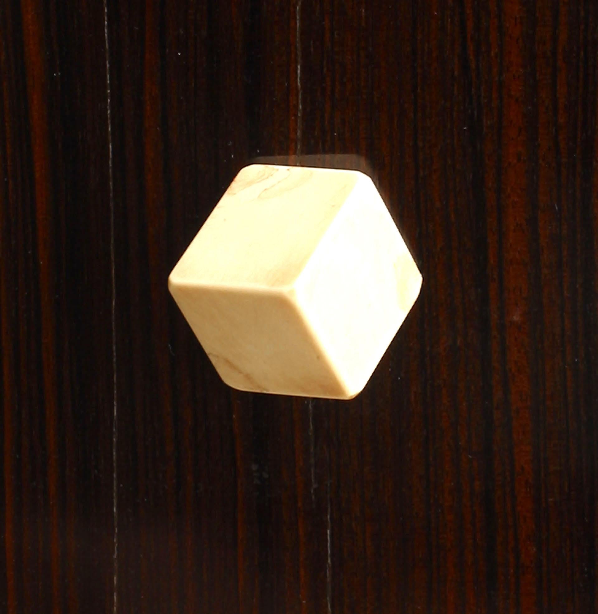 Mobile libreria in legno di calamandra Art Deco francese con scaffali per libri aperti sopra un set di 3 e 3 cassetti con maniglie quadrate (Articoli correlati: REG0033, REG0038) (Dominique)