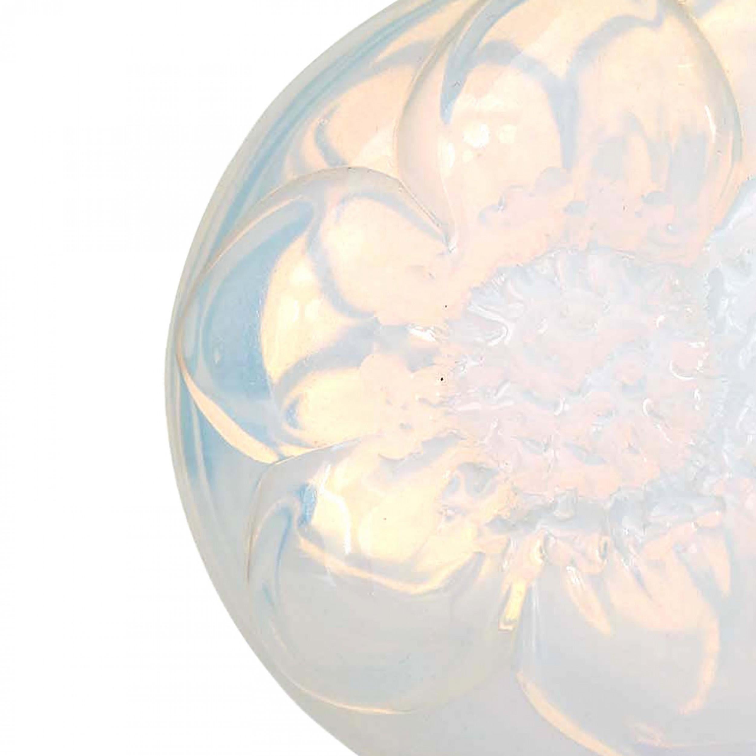 Flacone francese Art Deco ovale in vetro opalescente con fiori in rilievo, nome del profumo 