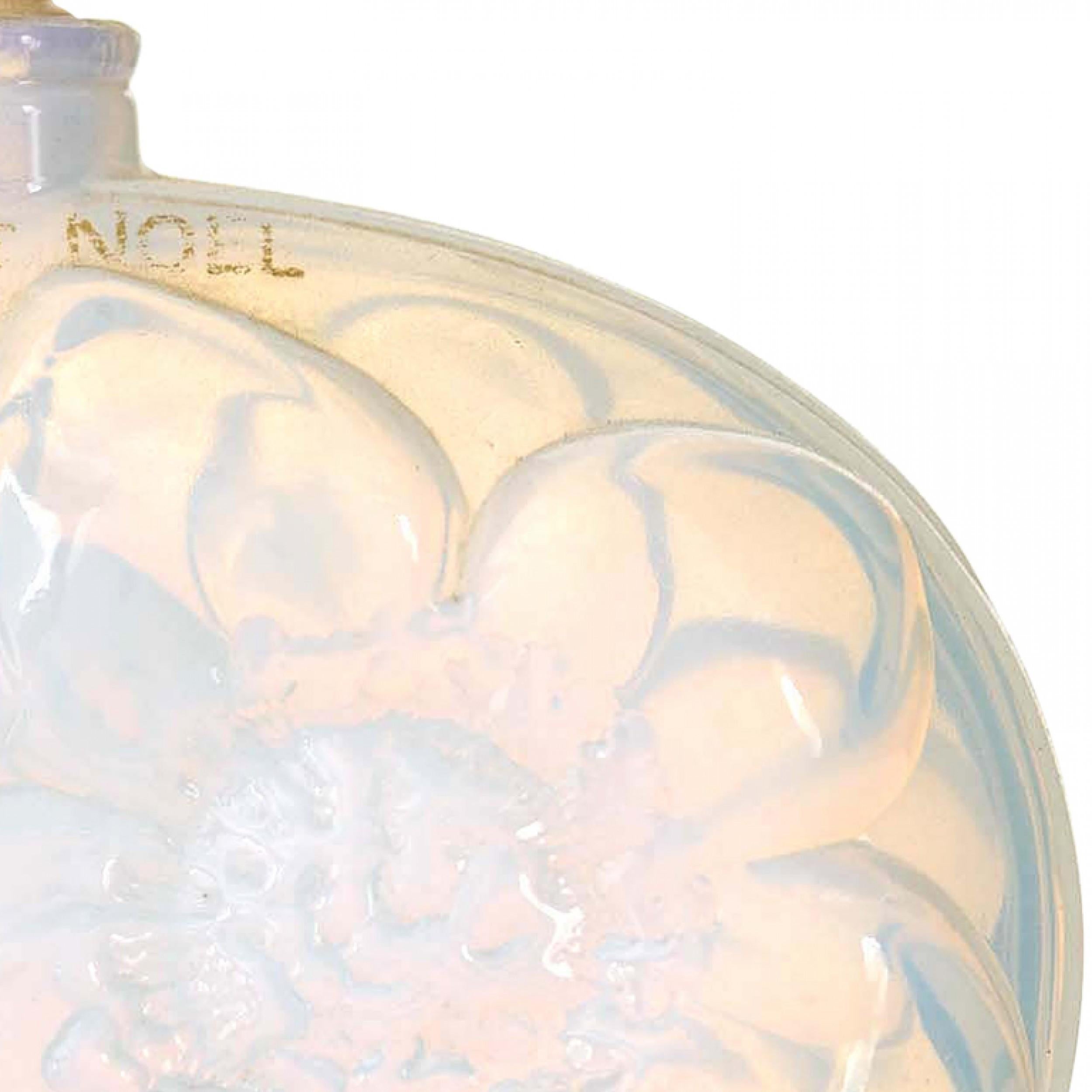 Francese Bottiglia di profumo opalescente francese Art Deco A. Caron in vendita