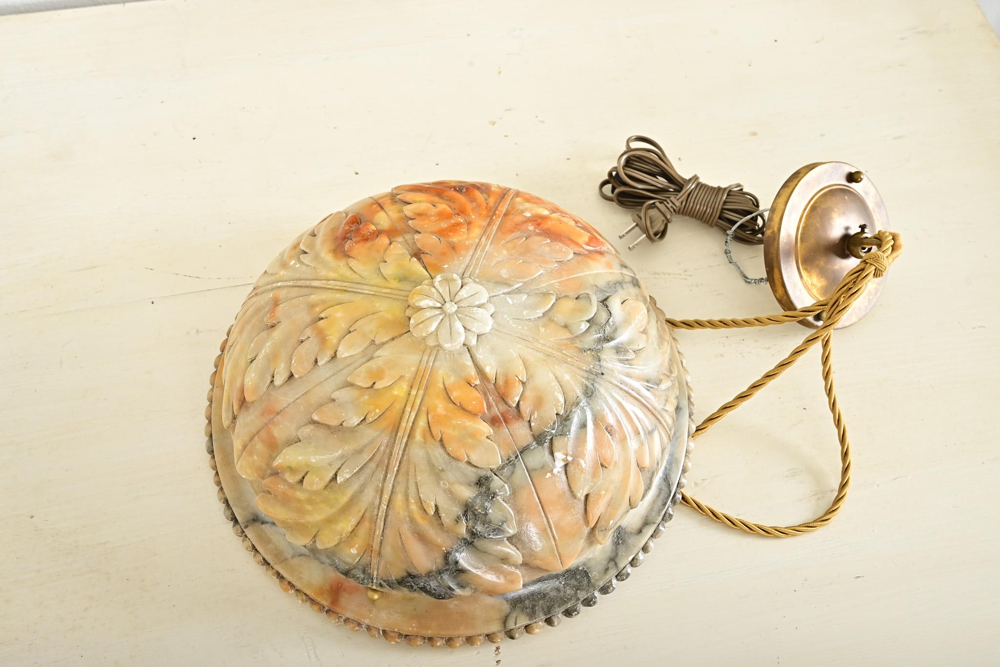 Französisch Art Deco geschnitzt Alabaster Pendelleuchte im Angebot 3