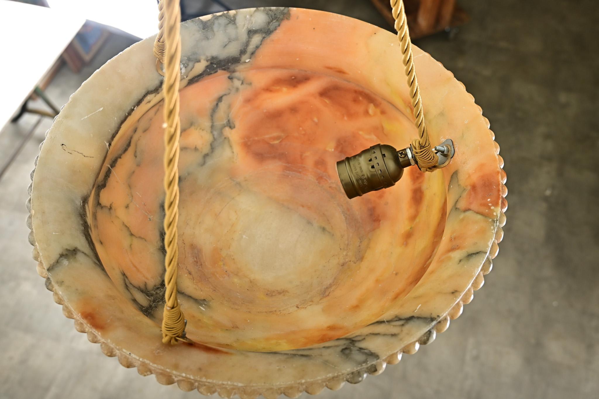 Französisch Art Deco geschnitzt Alabaster Pendelleuchte im Angebot 4