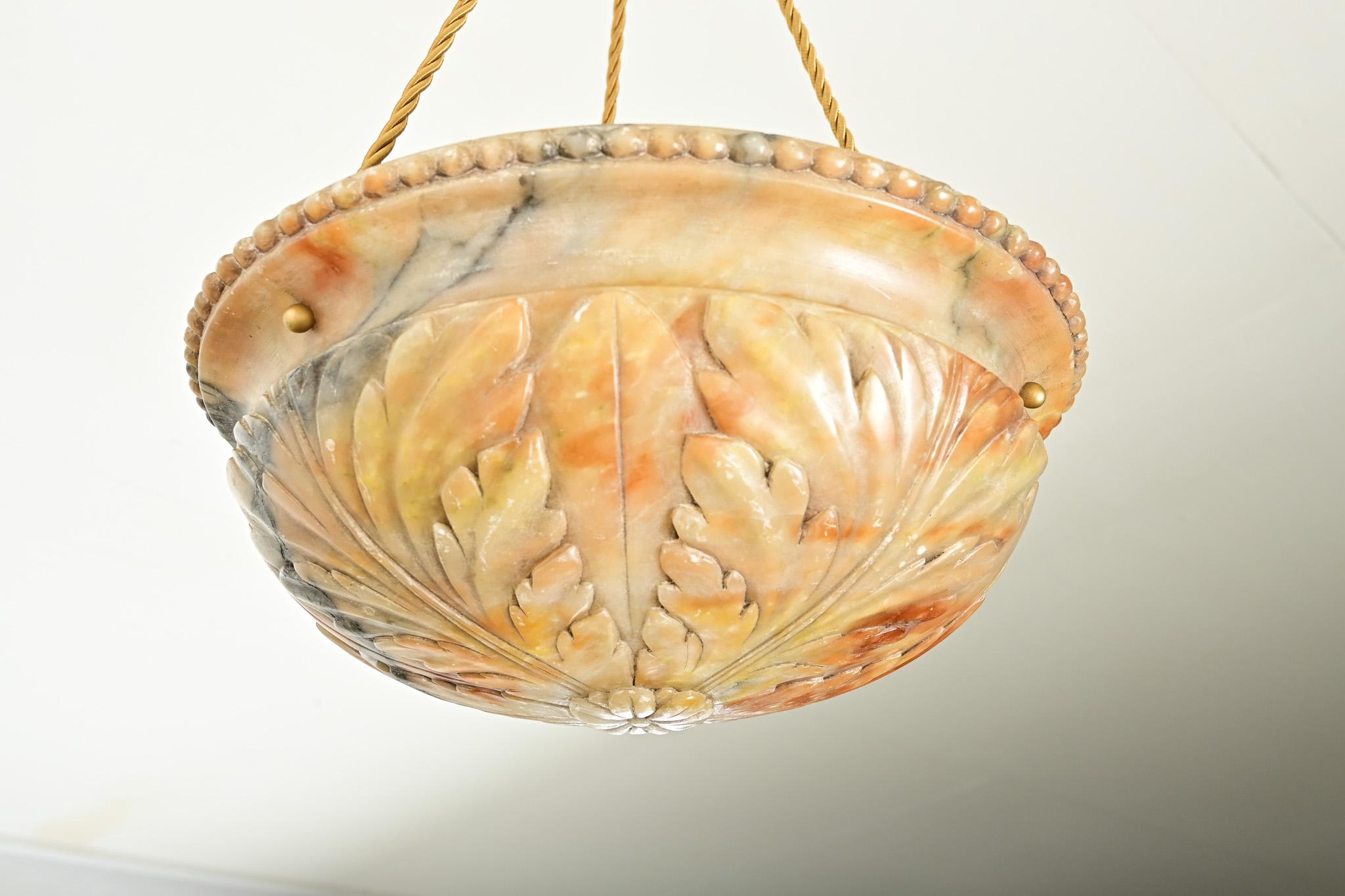 Französisch Art Deco geschnitzt Alabaster Pendelleuchte im Angebot 5