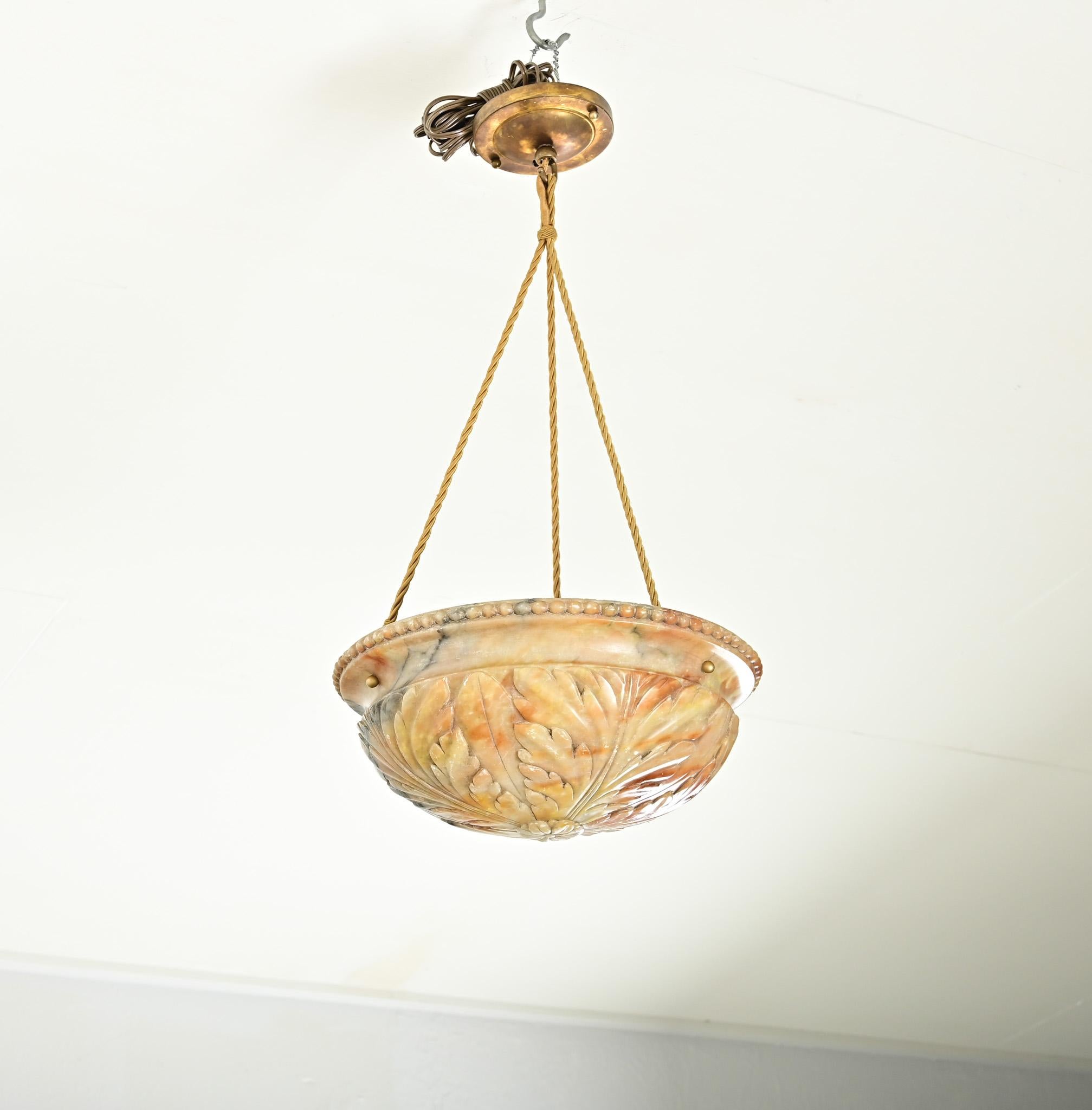 Französisch Art Deco geschnitzt Alabaster Pendelleuchte im Angebot 6