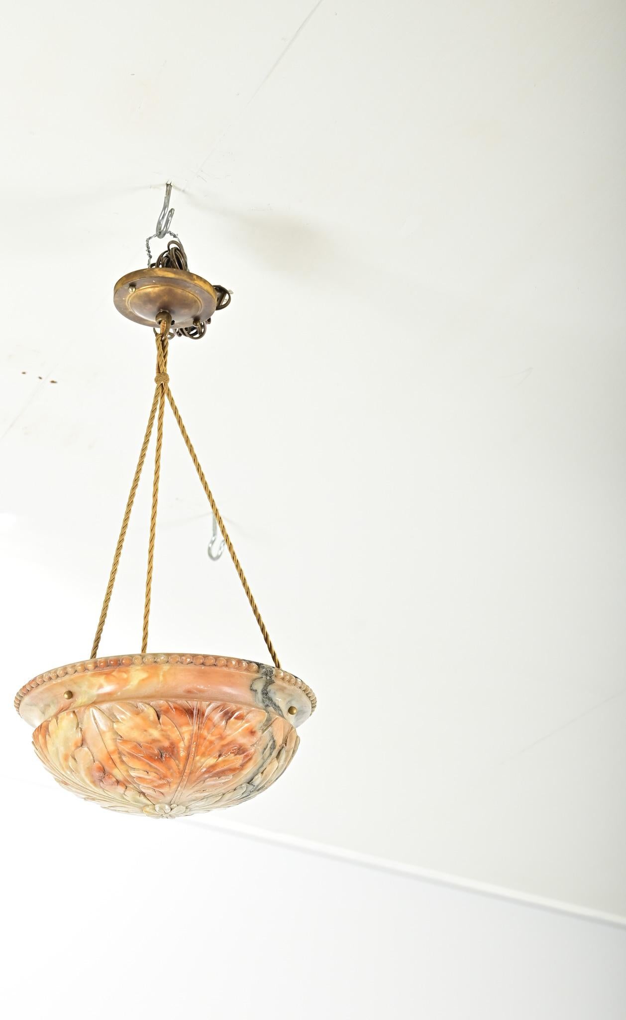 Französisch Art Deco geschnitzt Alabaster Pendelleuchte (Art déco) im Angebot