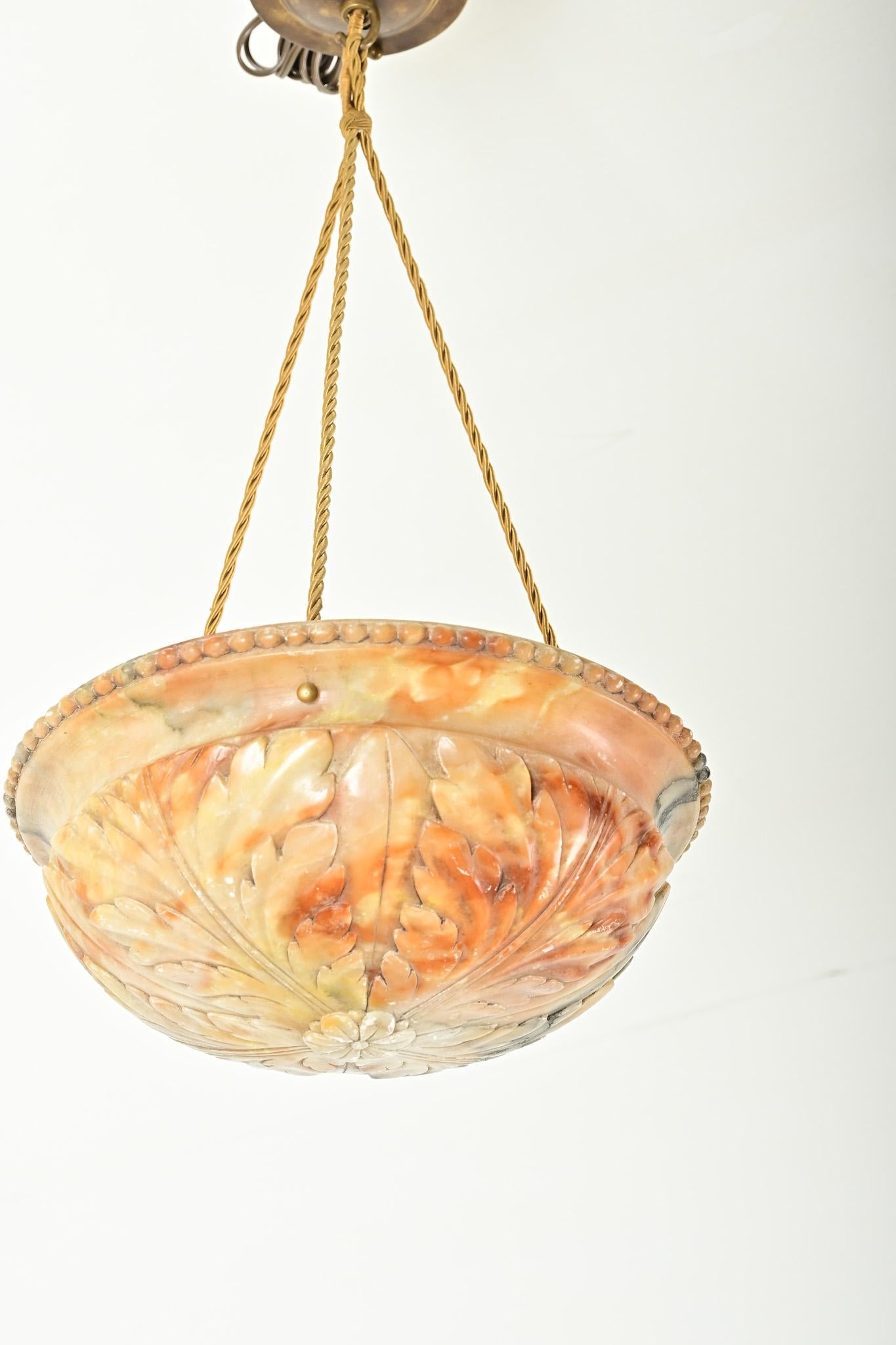 Französisch Art Deco geschnitzt Alabaster Pendelleuchte im Zustand „Gut“ im Angebot in Baton Rouge, LA
