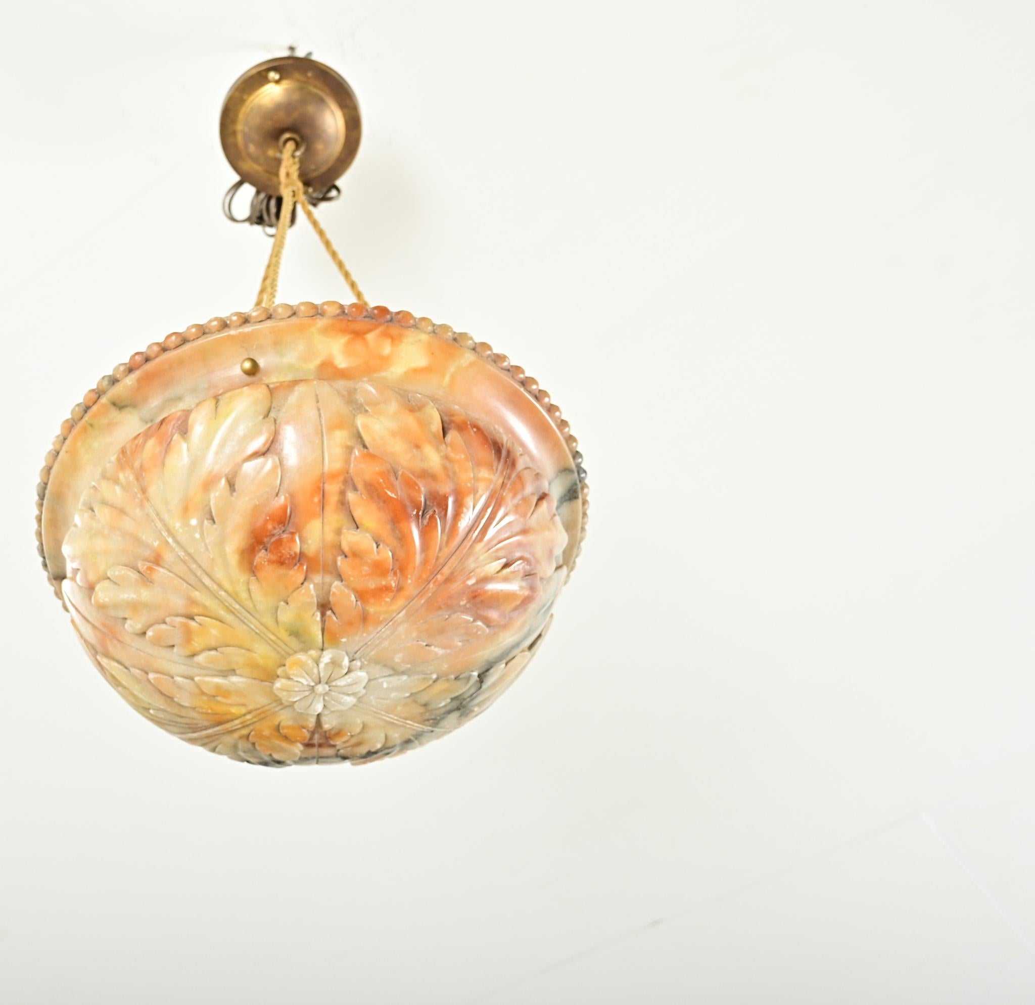 Französisch Art Deco geschnitzt Alabaster Pendelleuchte (Messing) im Angebot