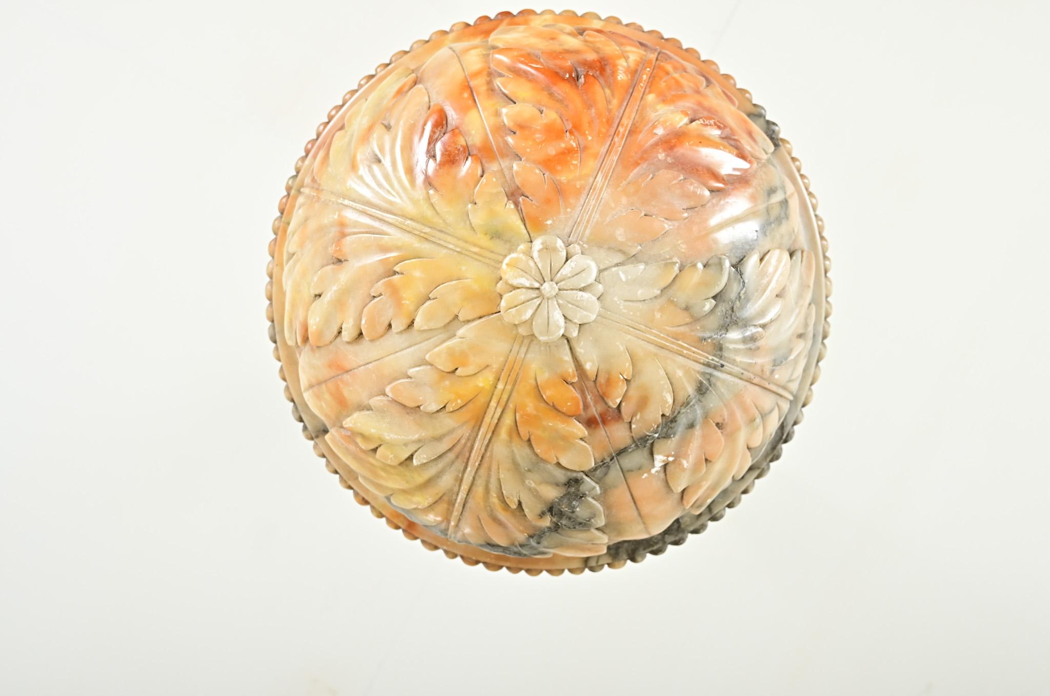 Französisch Art Deco geschnitzt Alabaster Pendelleuchte im Angebot 2