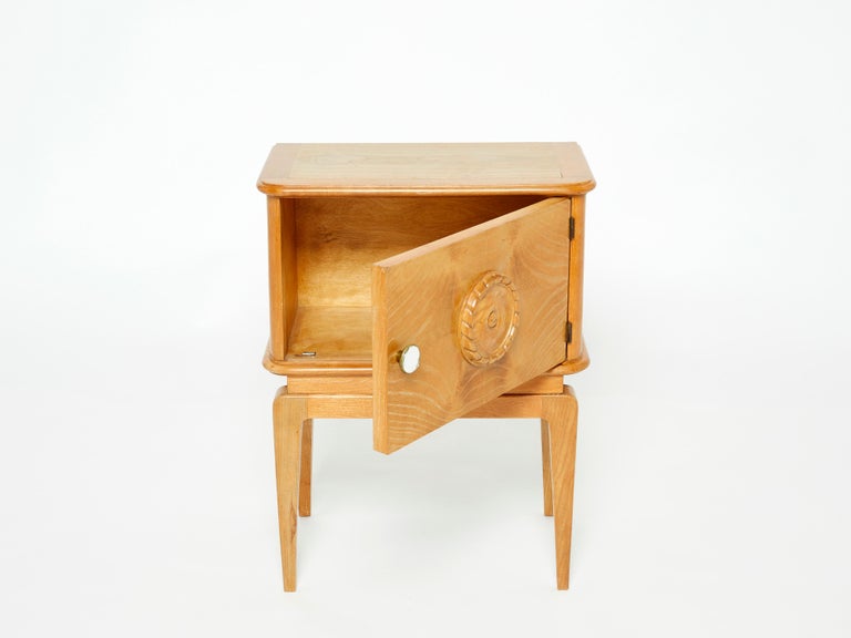 French Art Deco Carved Ash Wood Nightstand, 1940s In Good Condition For Sale In Paris, FR