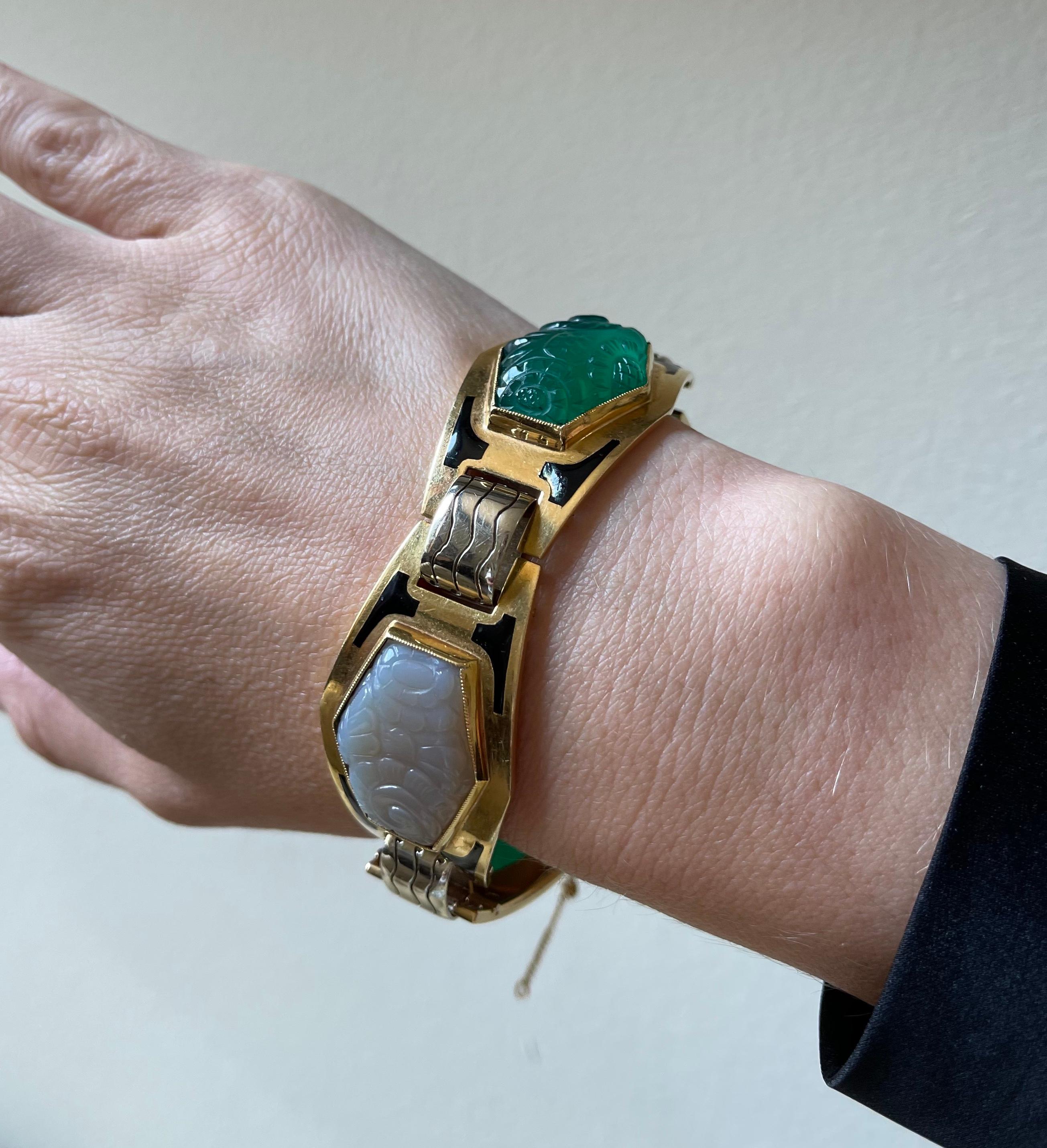 French Cut French Art Deco Carved Chrysoprase Chalcedony Gold and Enamel Bracelet For Sale
