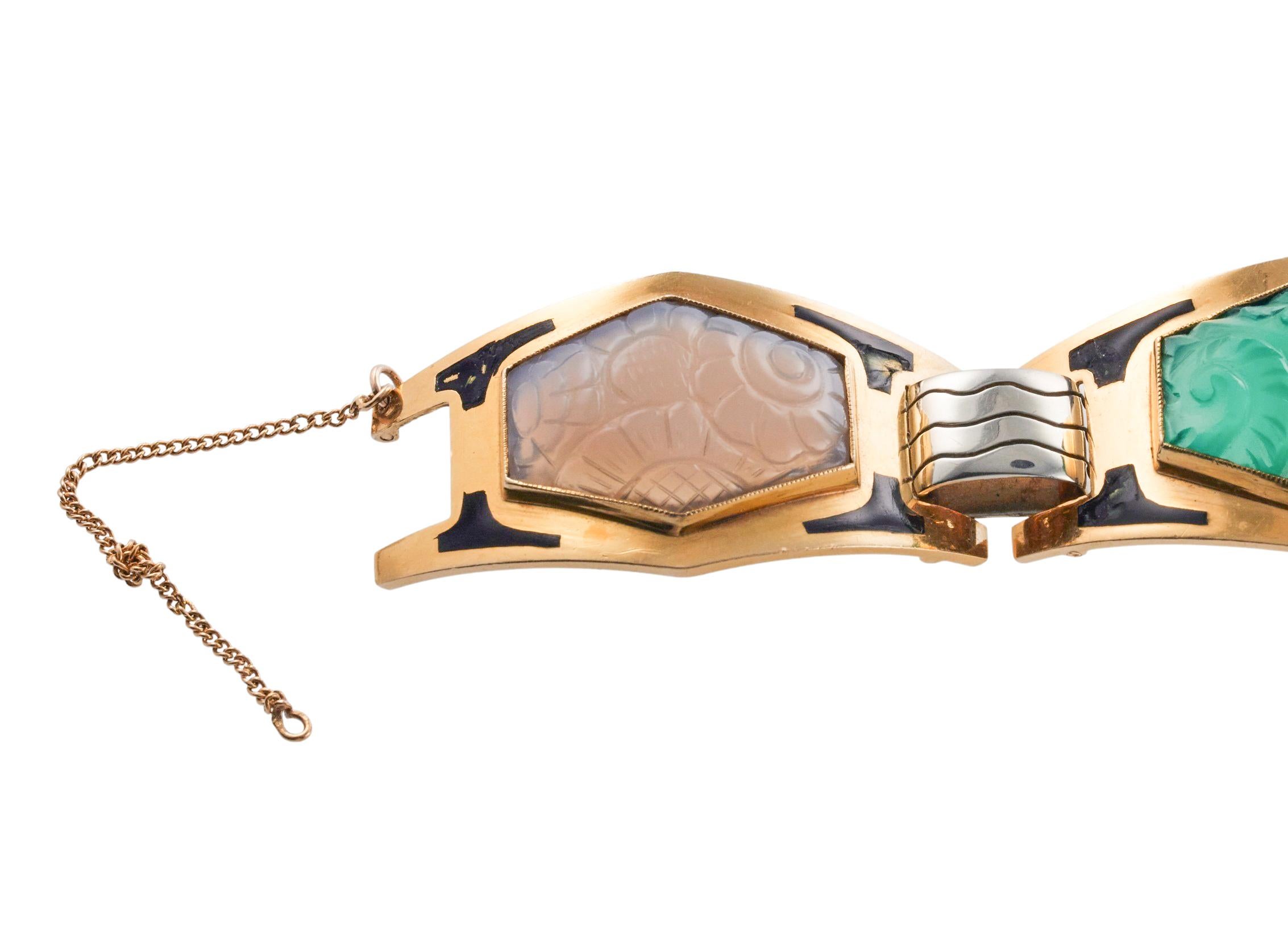 Französisches Art-déco-Armband aus geschnitztem Chrysopras, Chalcedon, Gold und Emaille Damen im Angebot