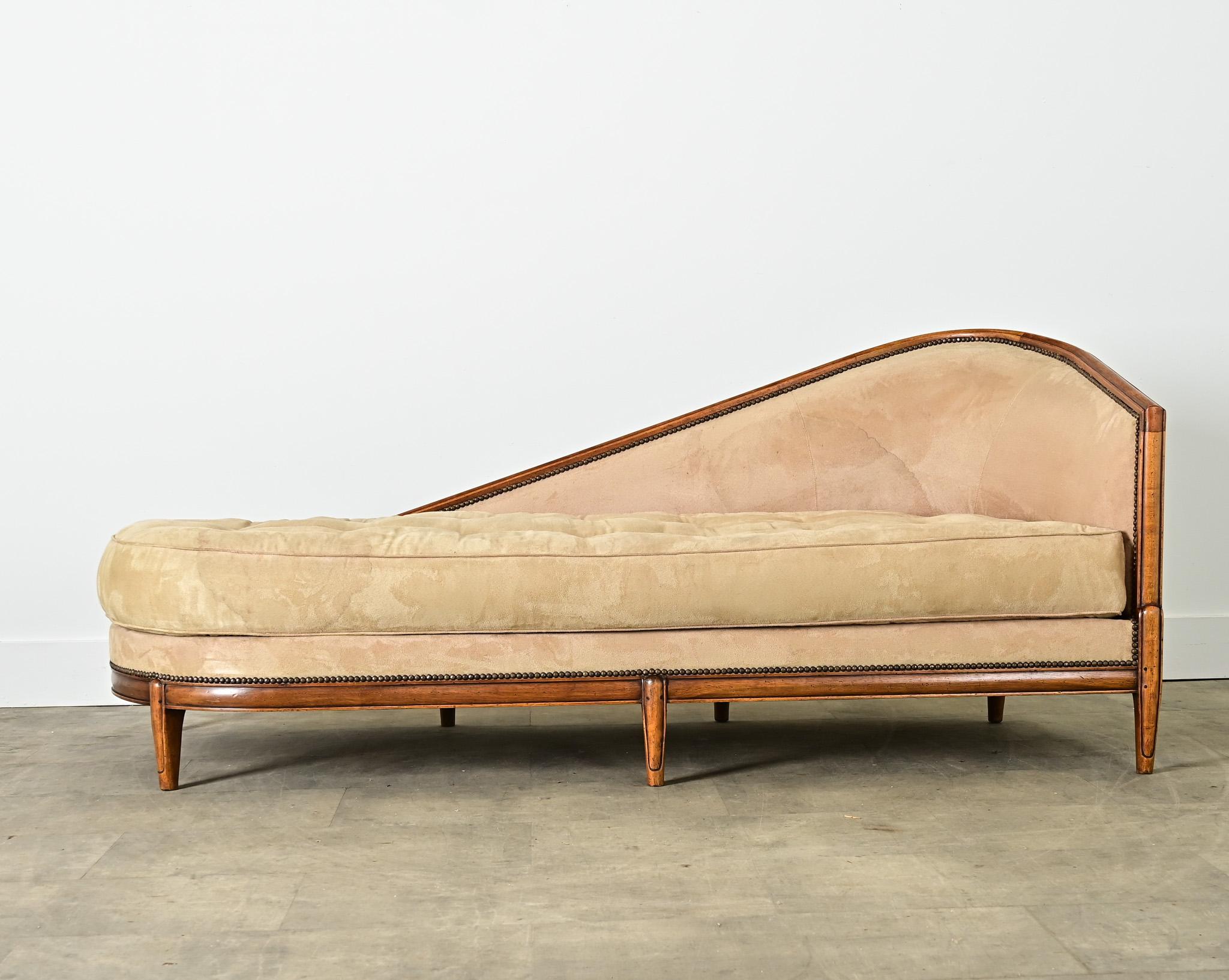 Gli appassionati del pionieristico designer di mobili Emile-Jacque Ruhlmann apprezzeranno questa affascinante poltrona francese d'epoca Art Déco, con una cresta sinuosa dello schienale che sale dal lato sinistro per formare il braccio destro, sopra