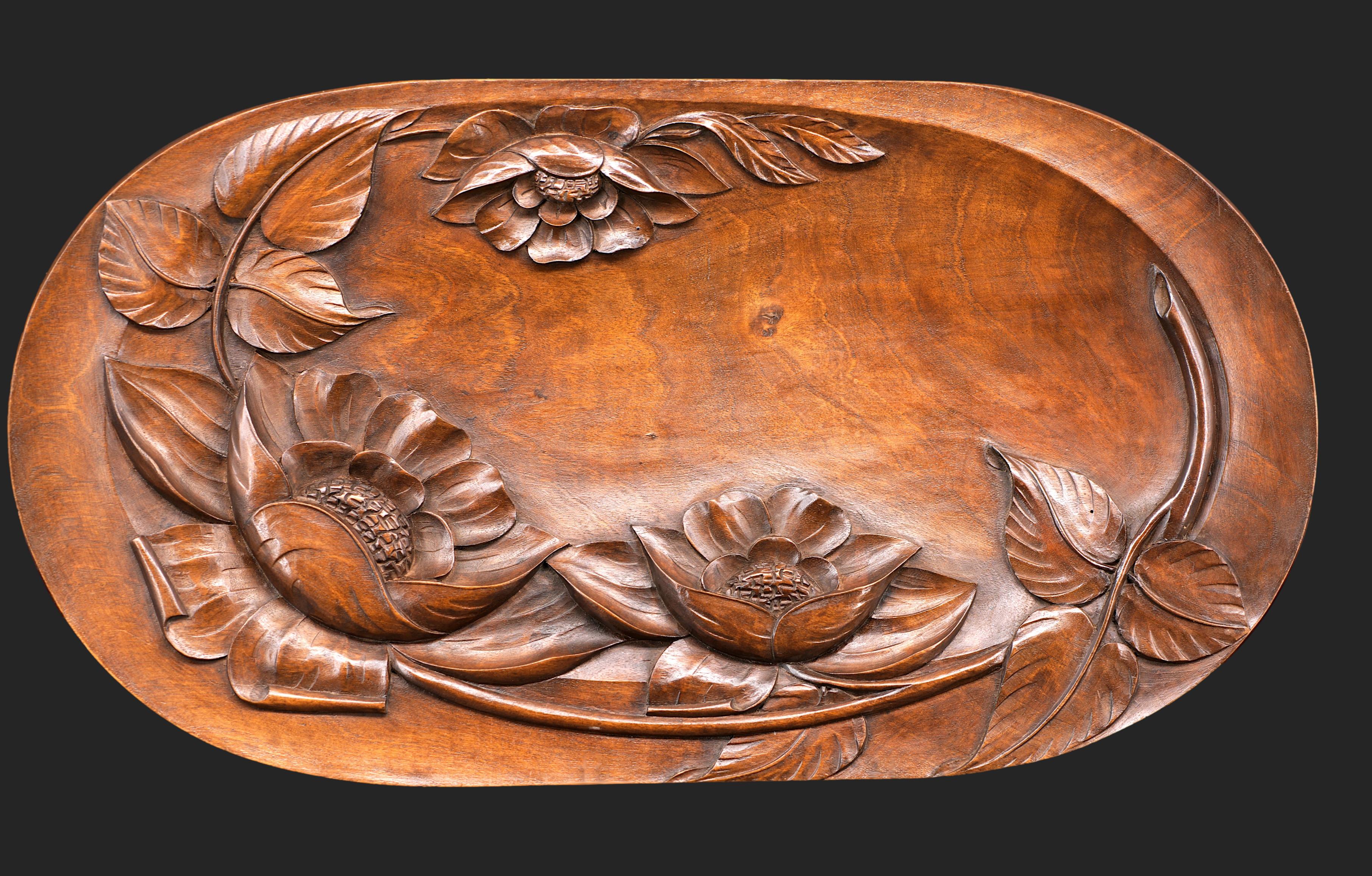 French Art Deco fruit tray,  France, 1920s. Centerpiece. Multi-usages. Carved walnut. Floral decor. Width: 23