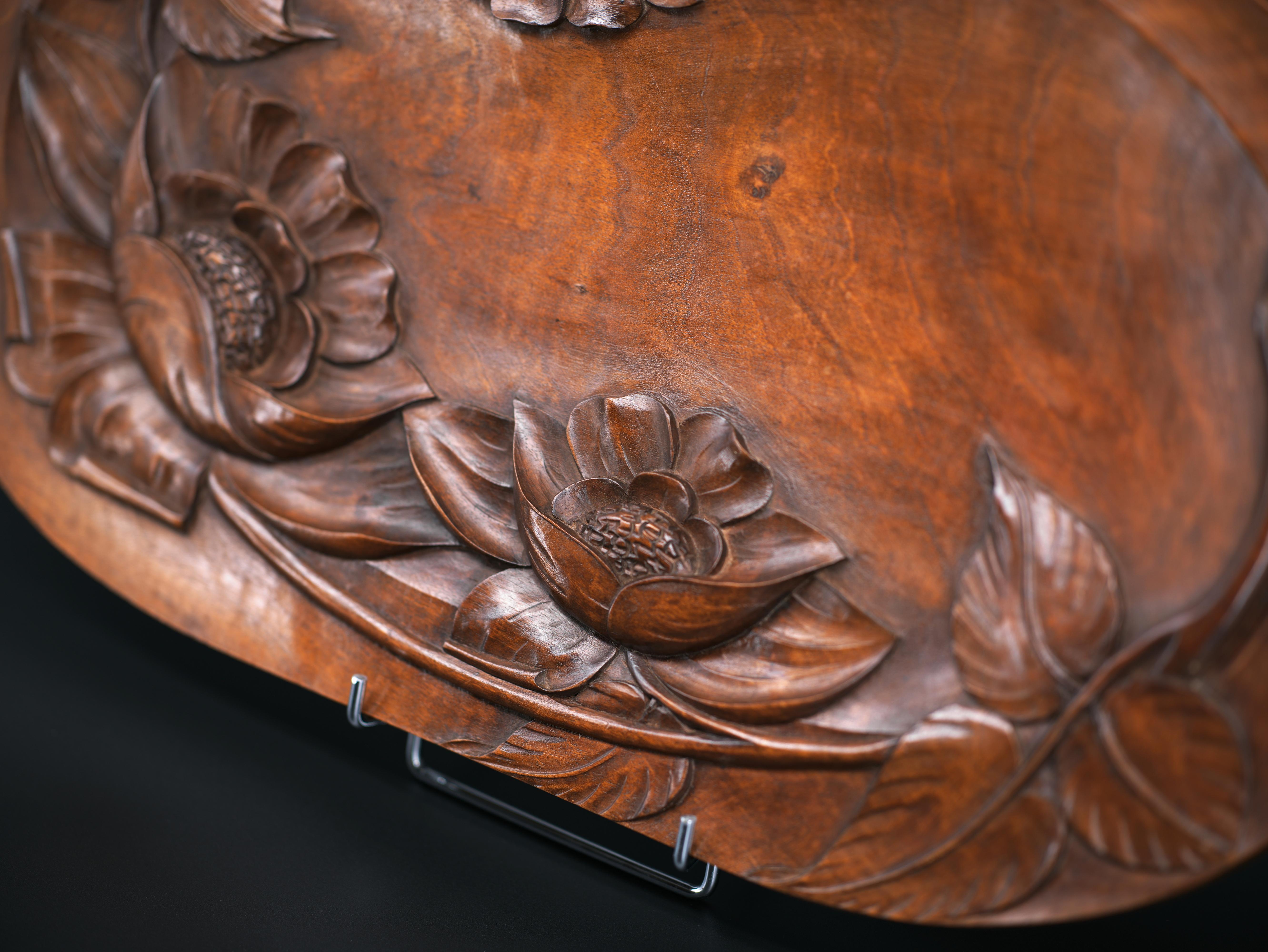 French Art Deco Carved Walnut Fruit Tray, 1930s In Excellent Condition For Sale In Saint-Amans-des-Cots, FR