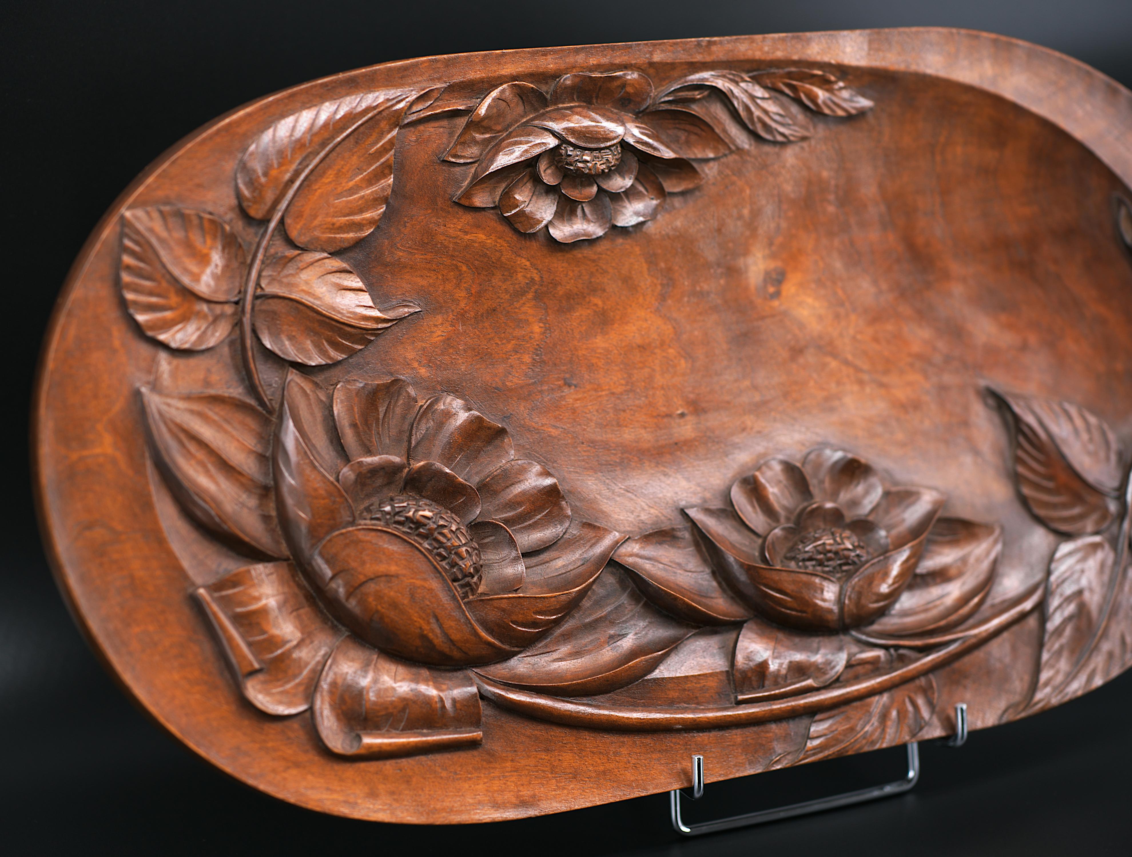 Early 20th Century French Art Deco Carved Walnut Fruit Tray, 1930s For Sale
