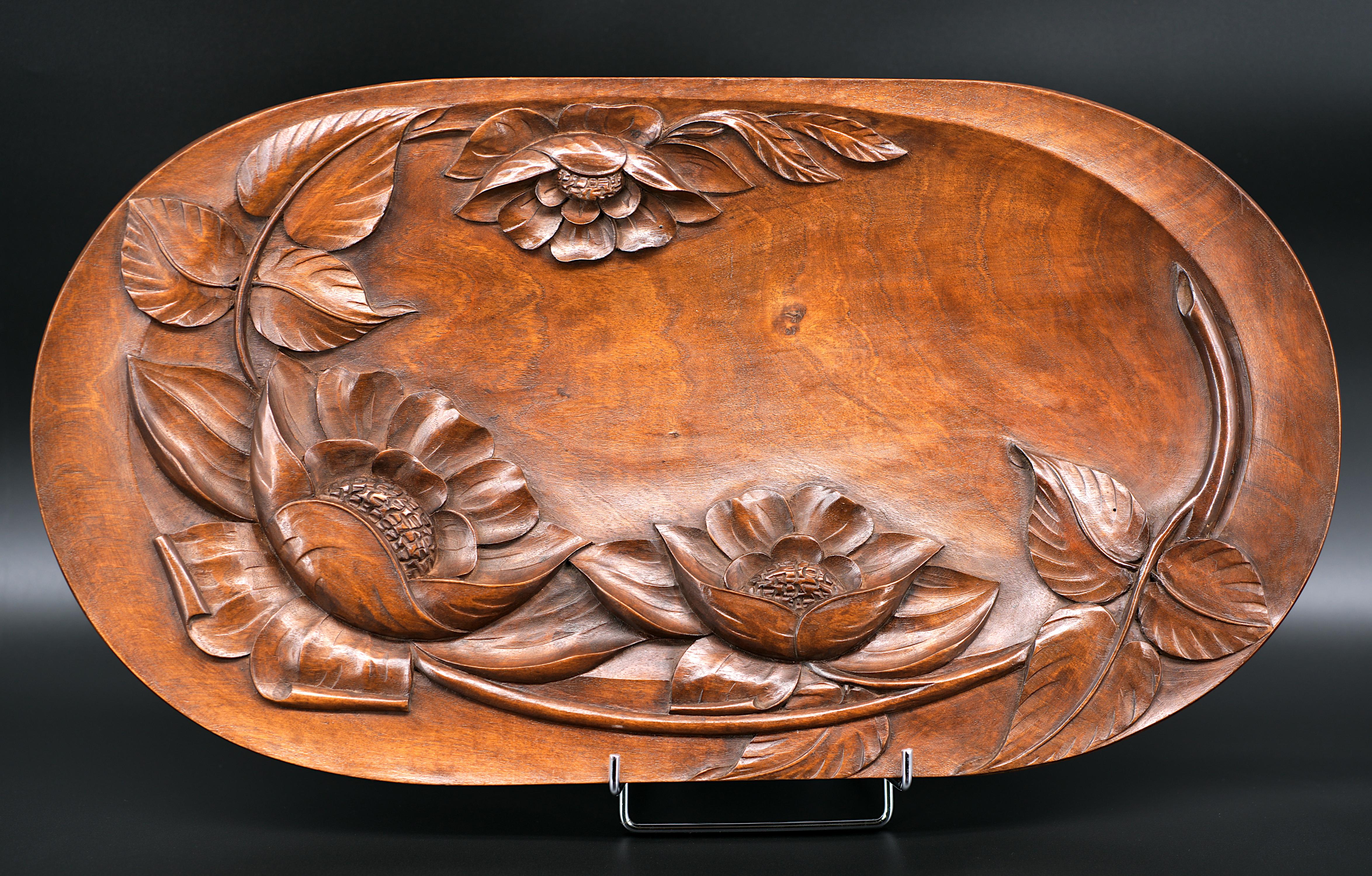 Französisch Art Deco geschnitzt Nussbaum Obst Tablett, 1920 im Zustand „Hervorragend“ im Angebot in Saint-Amans-des-Cots, FR
