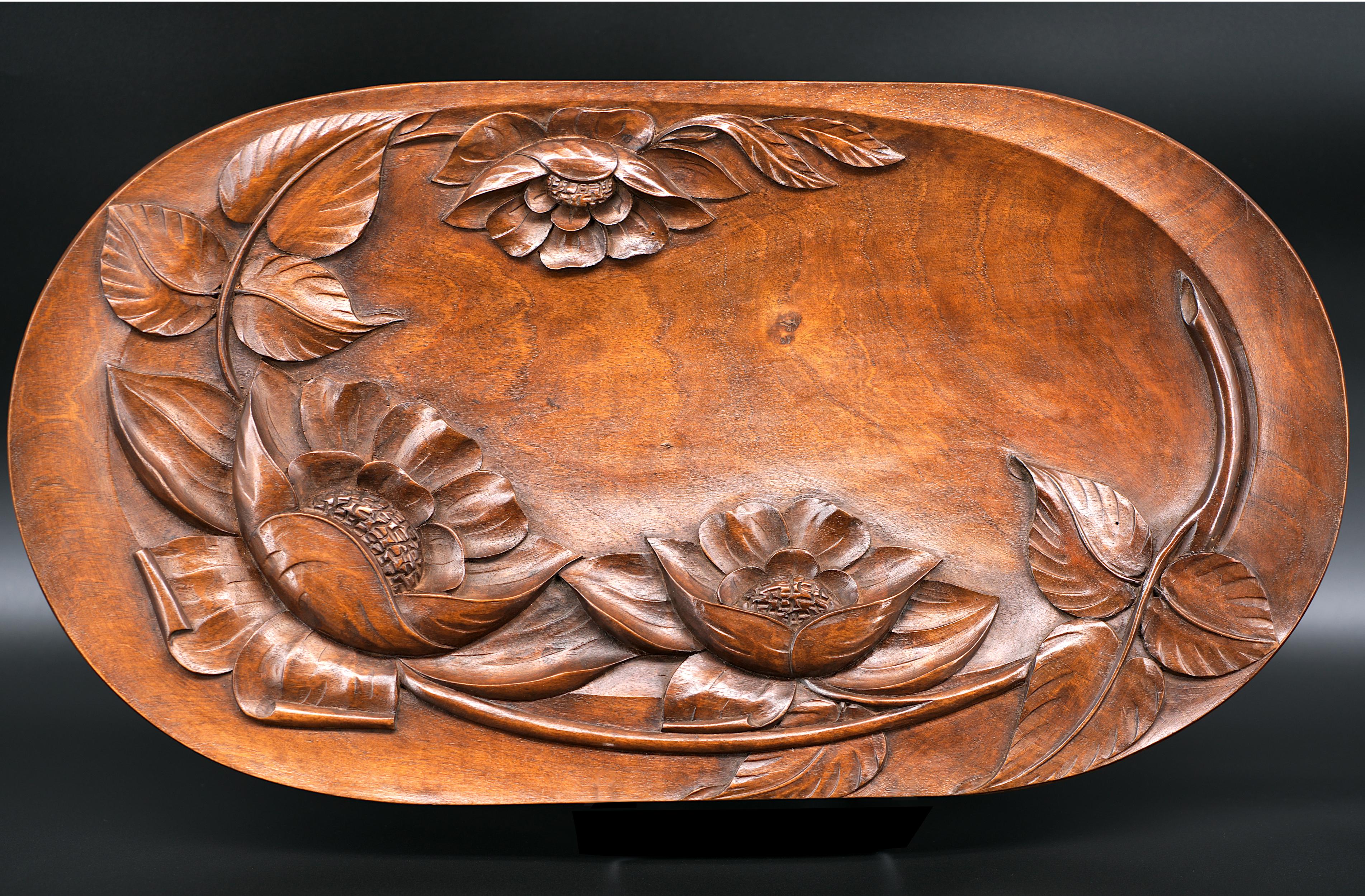 French Art Deco Carved Walnut Fruit Tray, 1930s For Sale 2