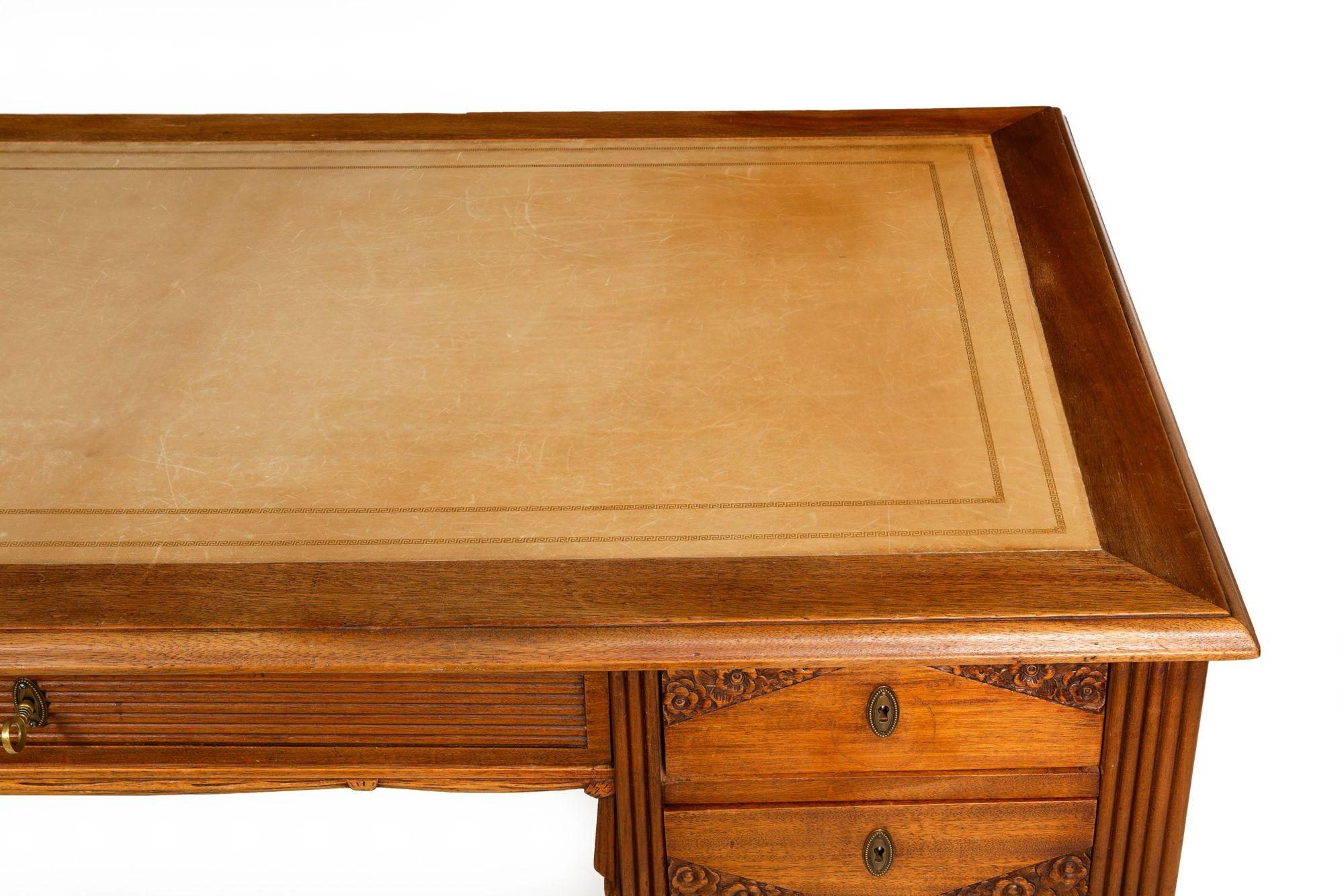 Französisch Art Deco geschnitzt Nussbaum Leder Bureau Plat Schreibtisch ca. 1940 im Angebot 4