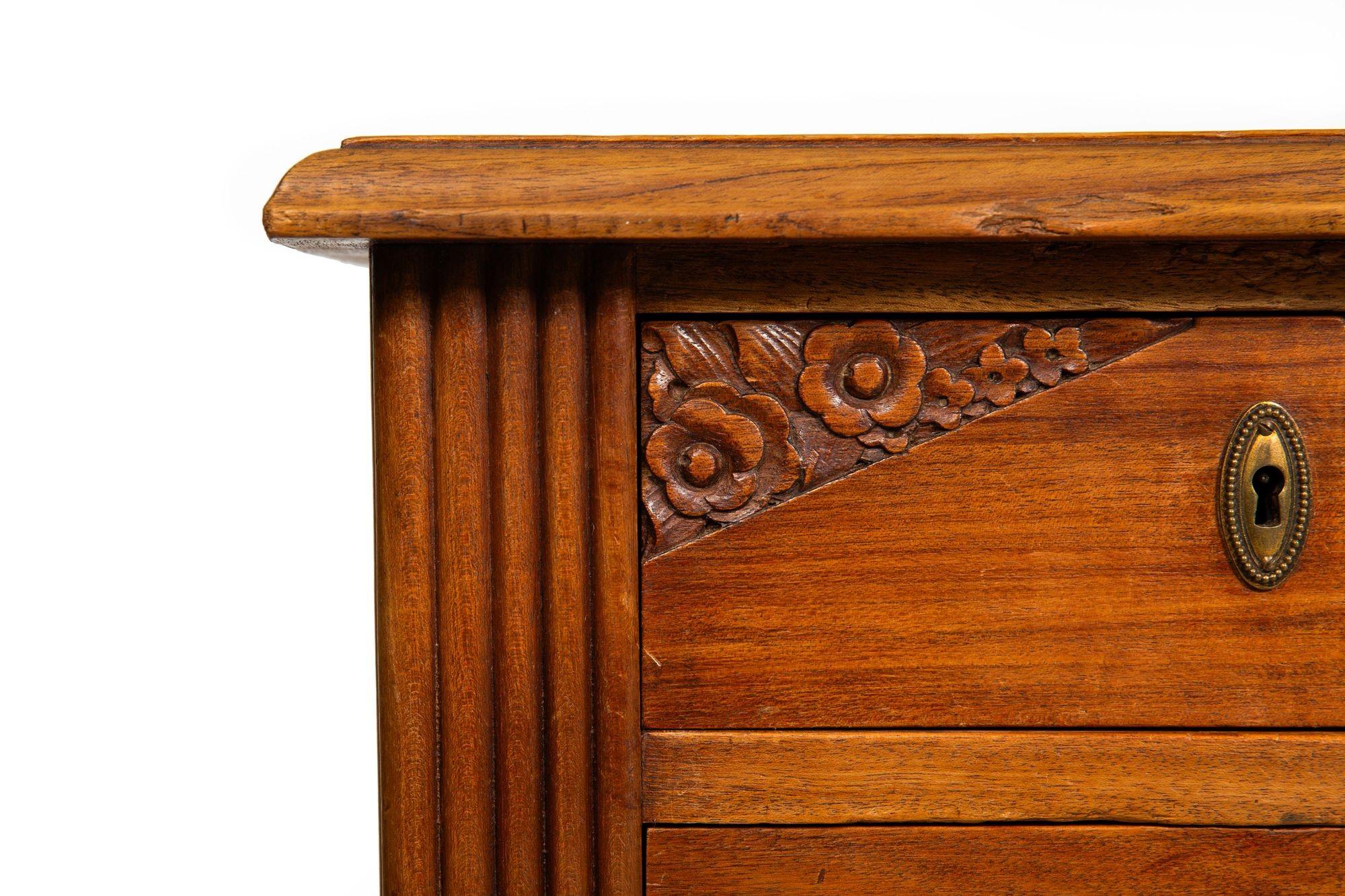 Französisch Art Deco geschnitzt Nussbaum Leder Bureau Plat Schreibtisch ca. 1940 im Angebot 5