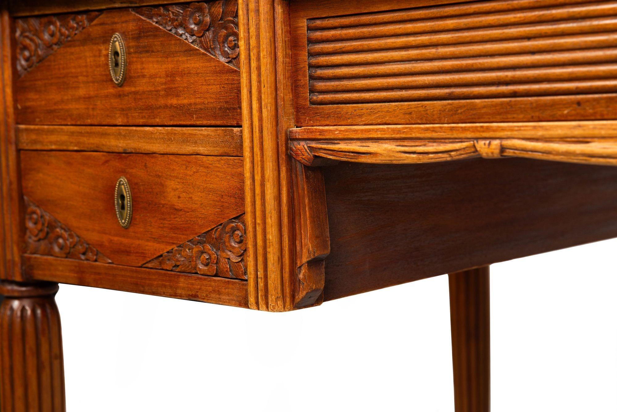 Französisch Art Deco geschnitzt Nussbaum Leder Bureau Plat Schreibtisch ca. 1940 im Angebot 7