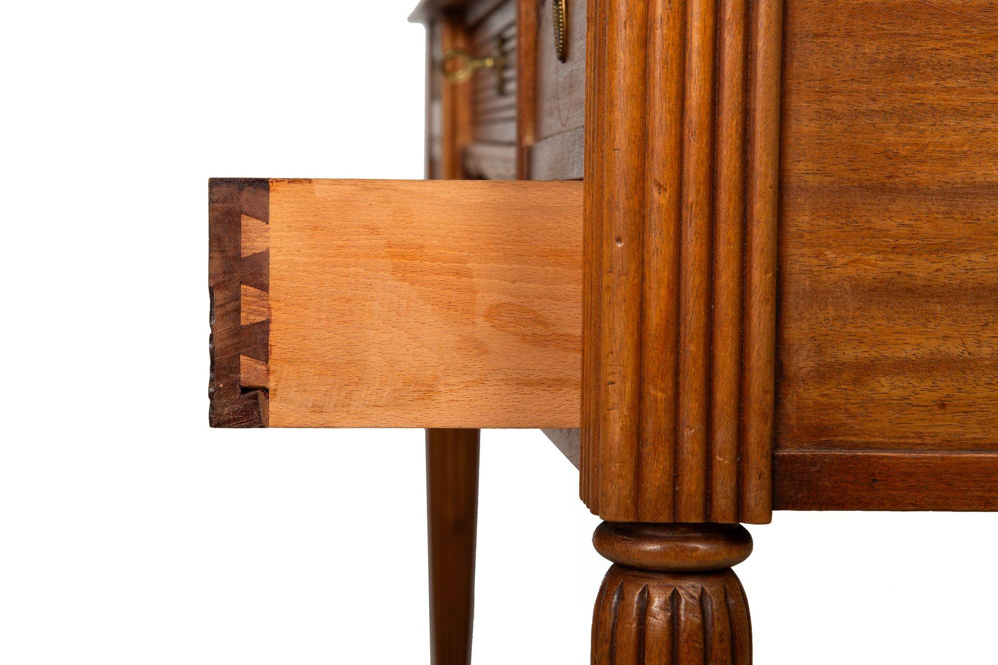 Französisch Art Deco geschnitzt Nussbaum Leder Bureau Plat Schreibtisch ca. 1940 im Angebot 8