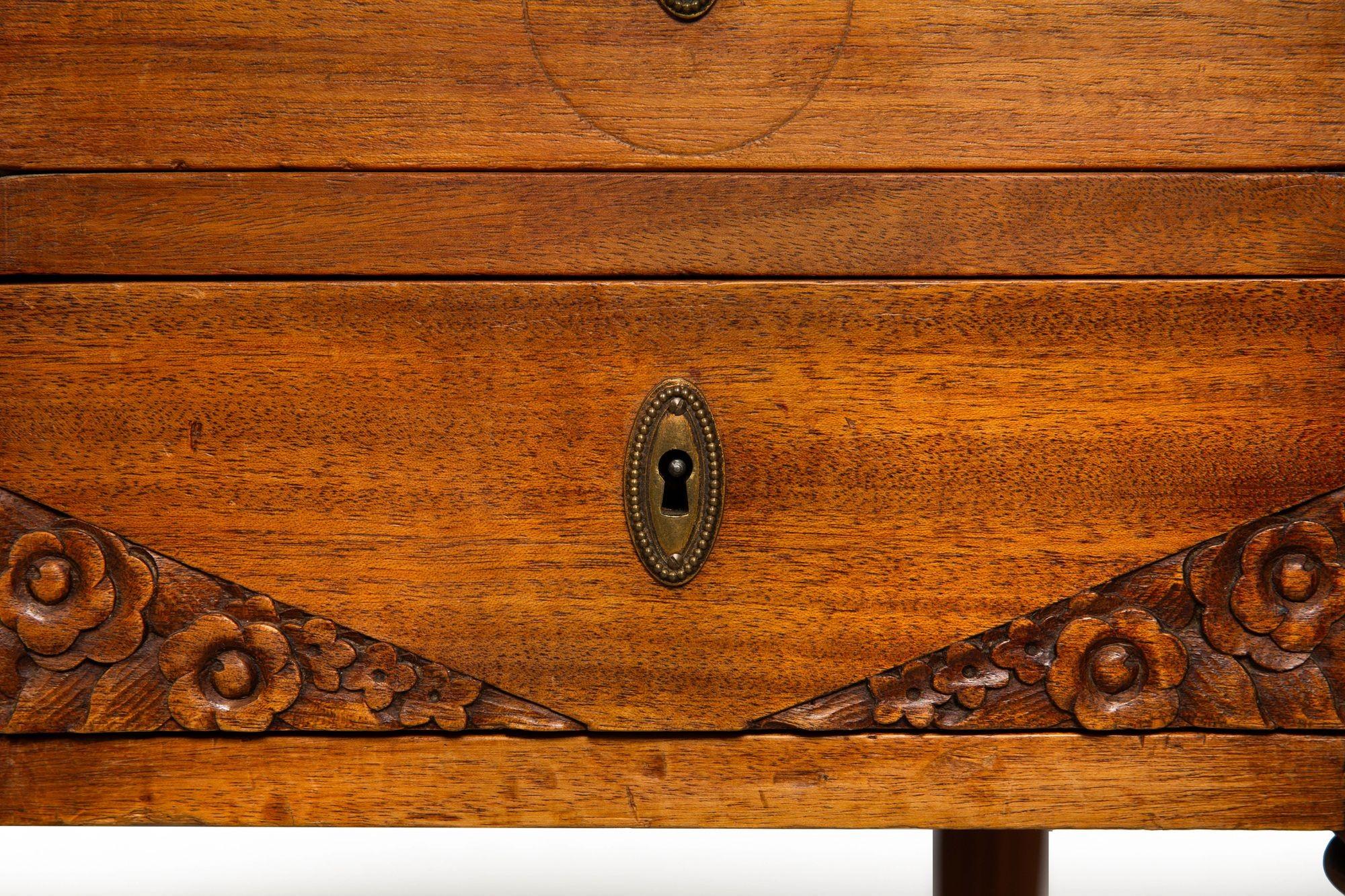 Französisch Art Deco geschnitzt Nussbaum Leder Bureau Plat Schreibtisch ca. 1940 im Angebot 9