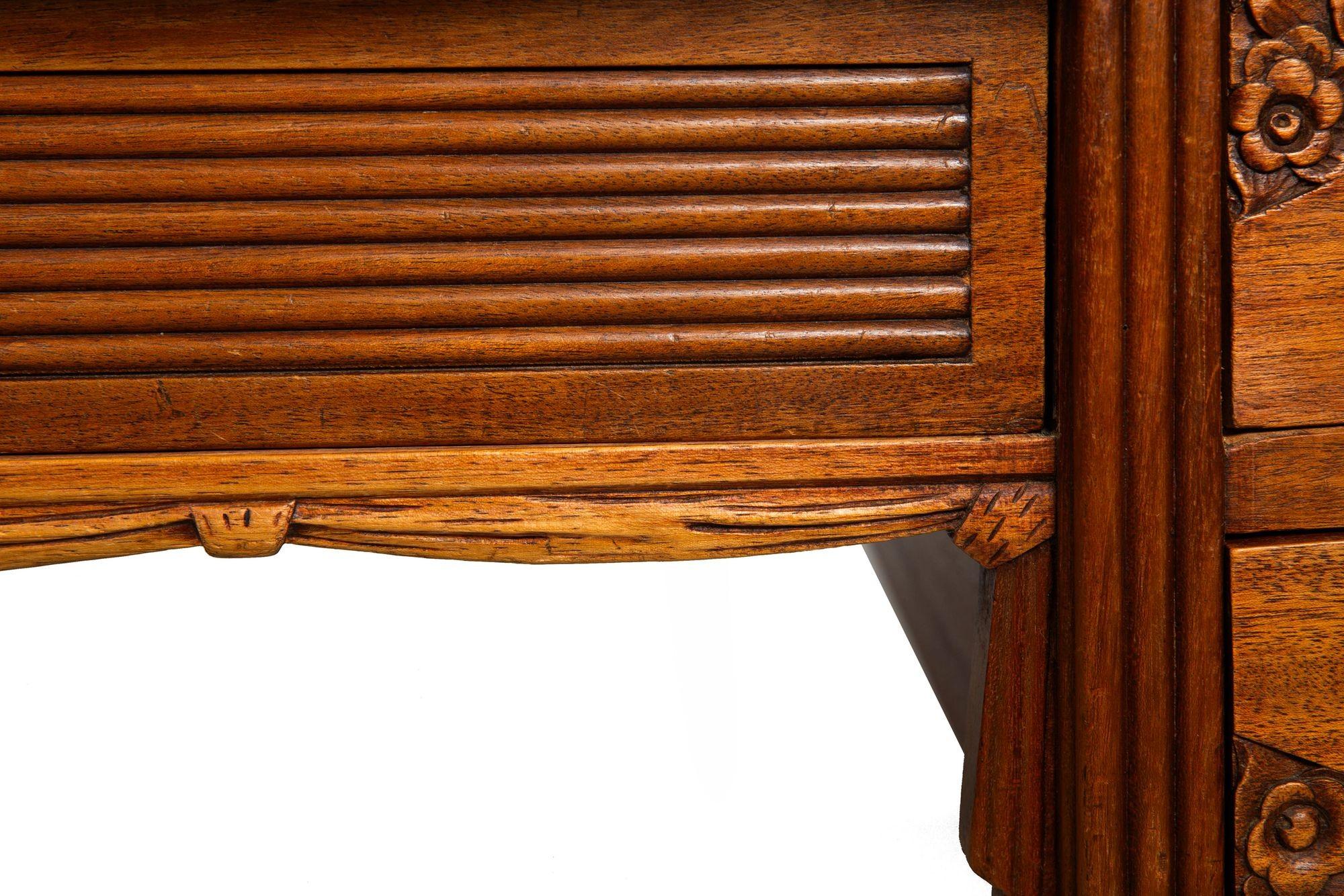 Französisch Art Deco geschnitzt Nussbaum Leder Bureau Plat Schreibtisch ca. 1940 im Angebot 10