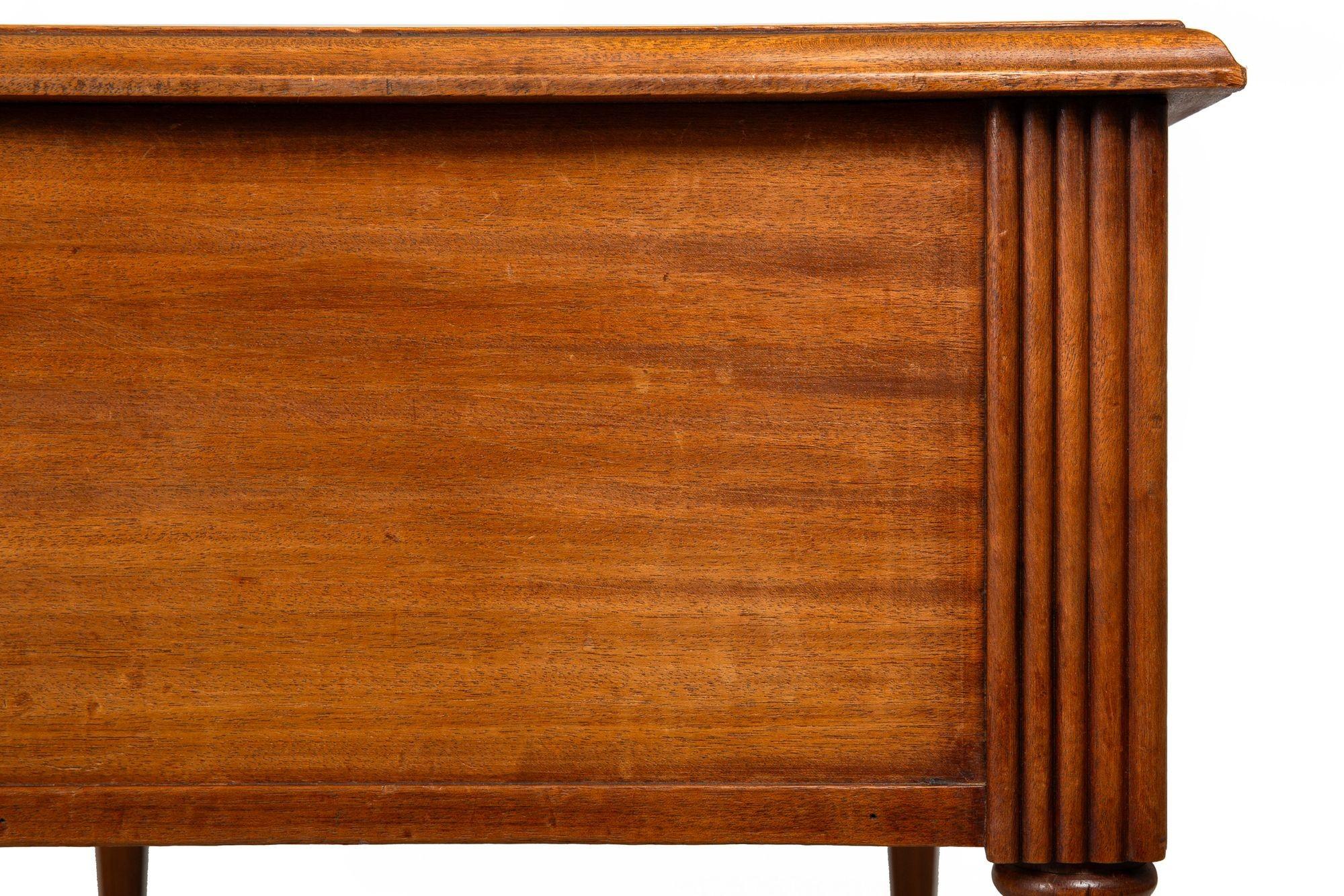 Französisch Art Deco geschnitzt Nussbaum Leder Bureau Plat Schreibtisch ca. 1940 im Angebot 11