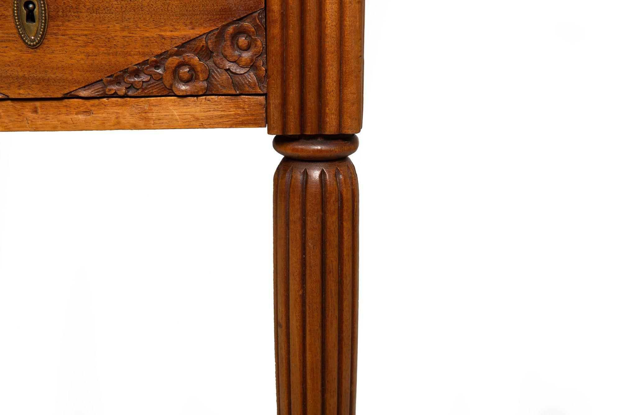 Französisch Art Deco geschnitzt Nussbaum Leder Bureau Plat Schreibtisch ca. 1940 im Angebot 12
