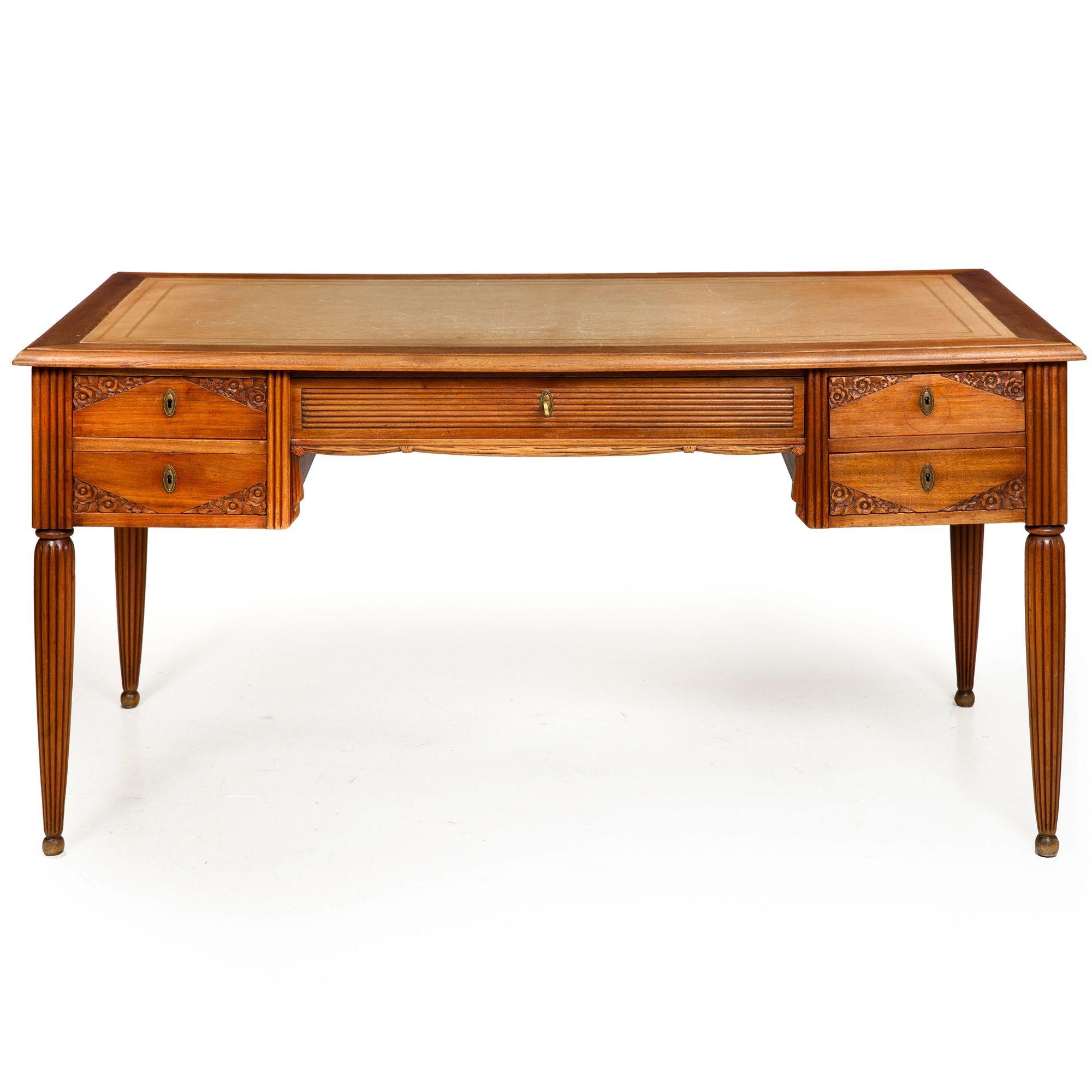 GESCHNITZTES NUSSBAUMHOLZ UND GETRIEBENES LEDER BUREAU PLAT
Kontinental, wahrscheinlich französisch, ca. 1940

29 3/4