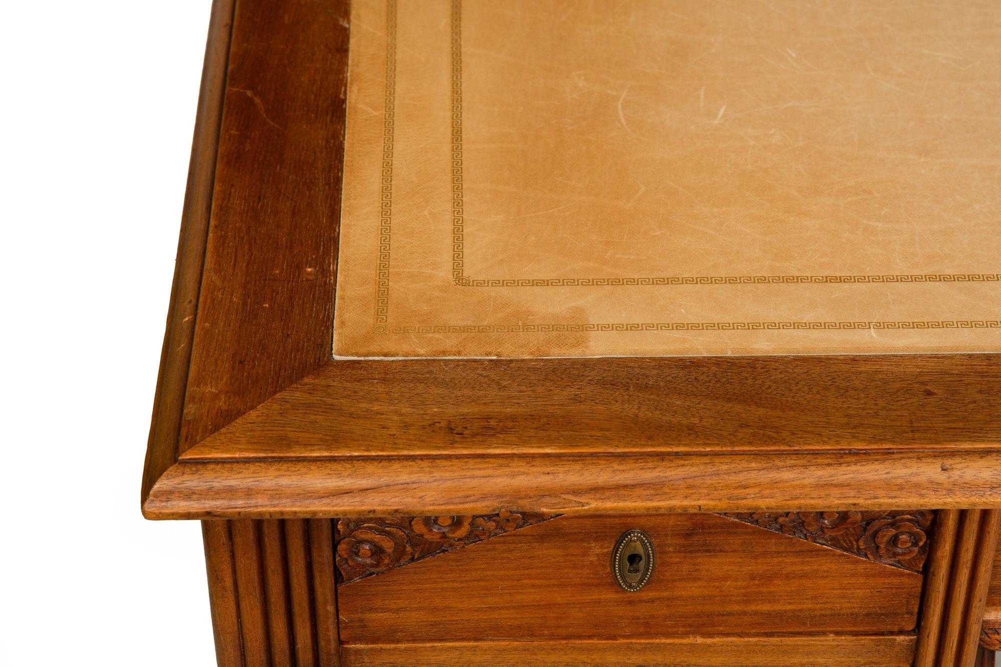 Französisch Art Deco geschnitzt Nussbaum Leder Bureau Plat Schreibtisch ca. 1940 im Angebot 14