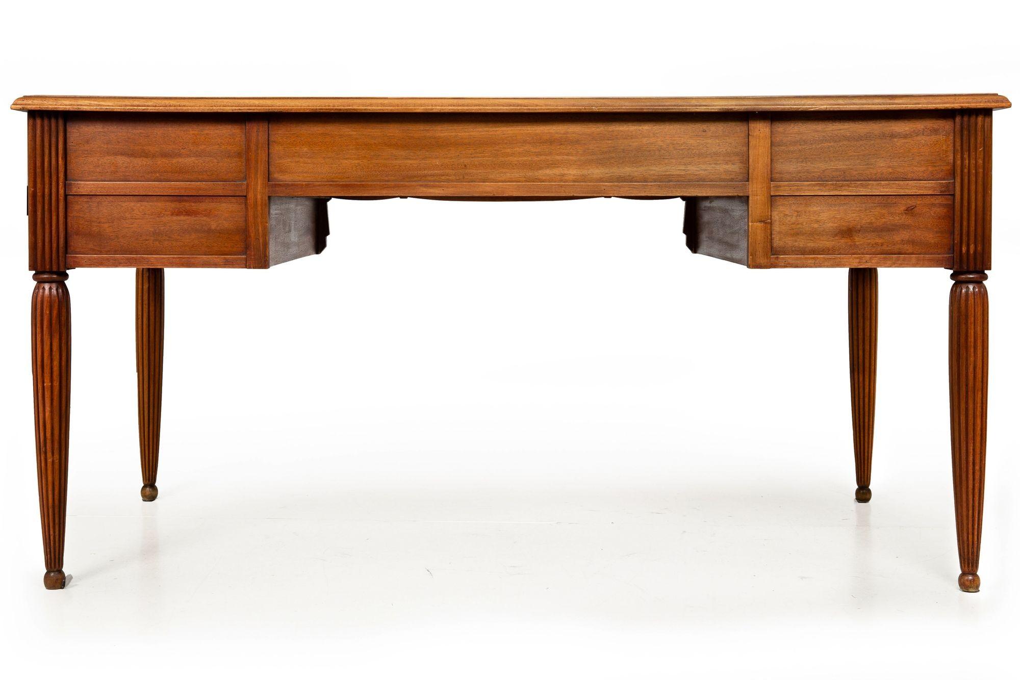 Französisch Art Deco geschnitzt Nussbaum Leder Bureau Plat Schreibtisch ca. 1940 (Art déco) im Angebot