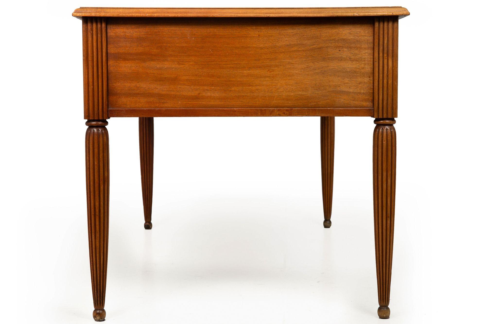 Französisch Art Deco geschnitzt Nussbaum Leder Bureau Plat Schreibtisch ca. 1940 (Europäisch) im Angebot